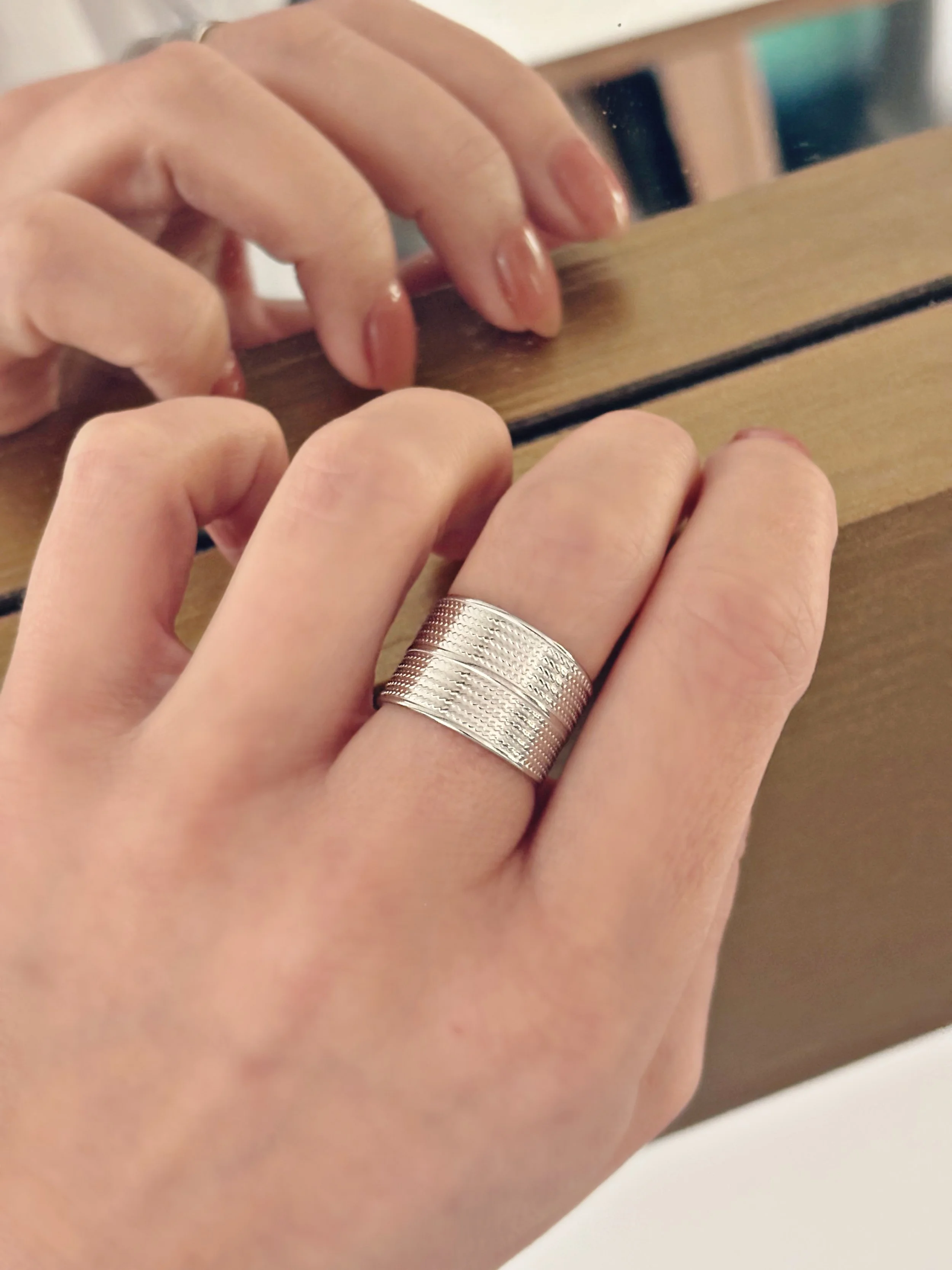 La bague Jasmine portée, mettant en valeur sa texture et son style moderne.