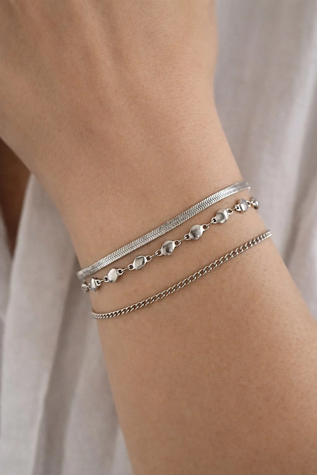 Bracelet effet superposé avec trois chaînes en gros plan-Tokade