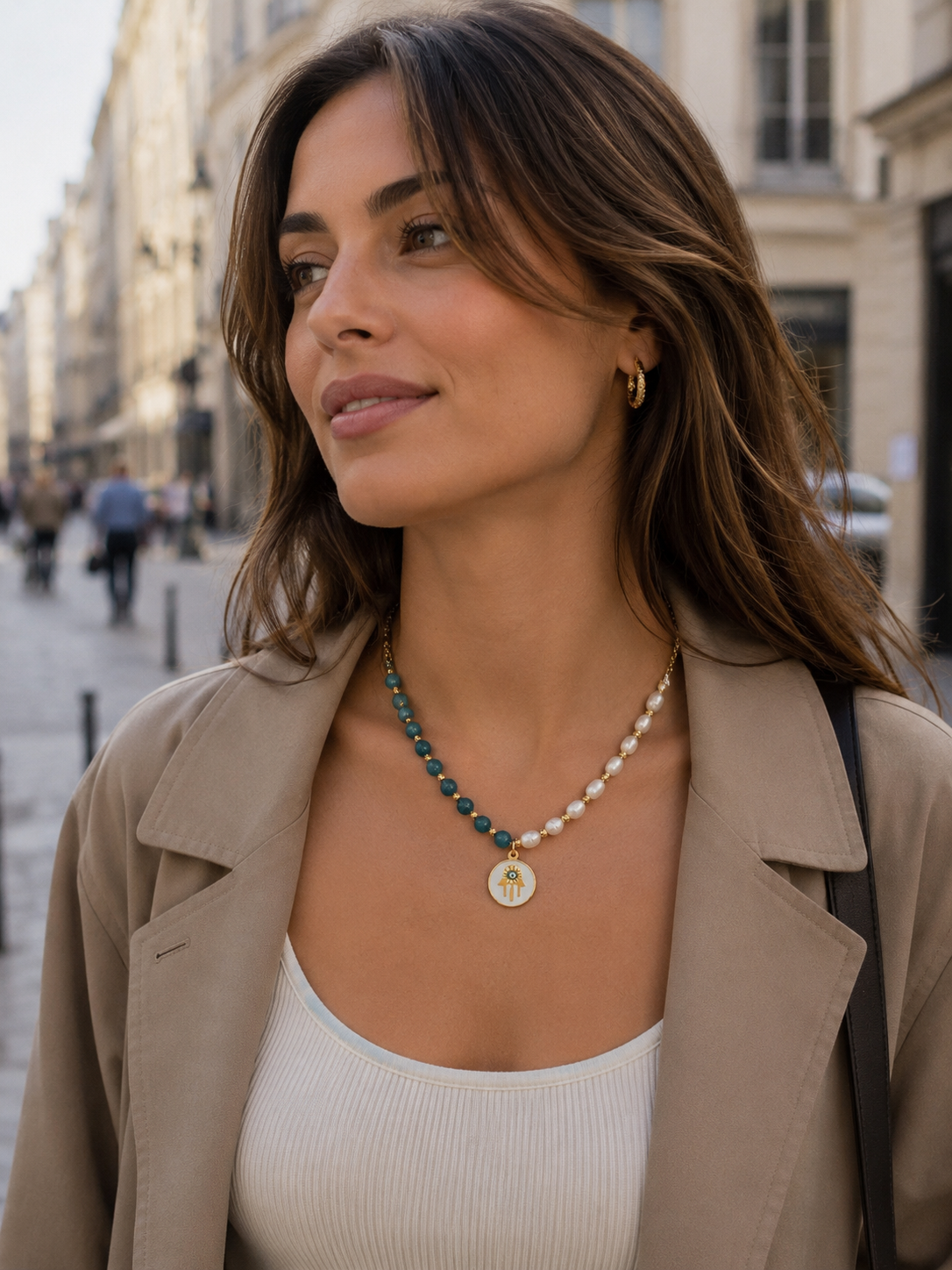 Collier bohème chic doré en acier inoxydable avec perles semi-précieuses blanches et bleues ainsi qu’un pendentif œil protecteur - Tokade