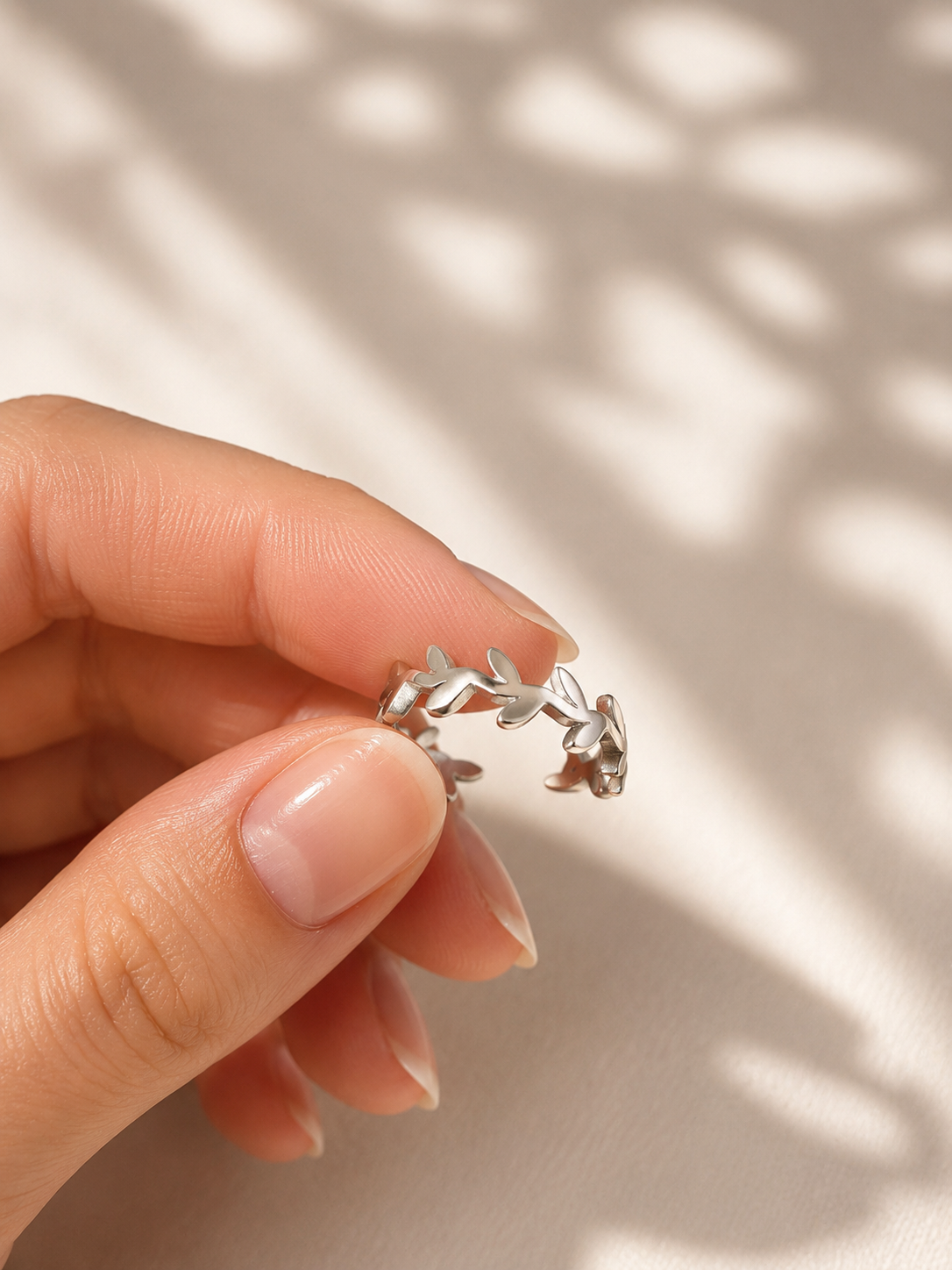 Bague d’orteil Nathy en acier inoxydable argent avec motif de petites feuilles ajustable. Par Tokade
