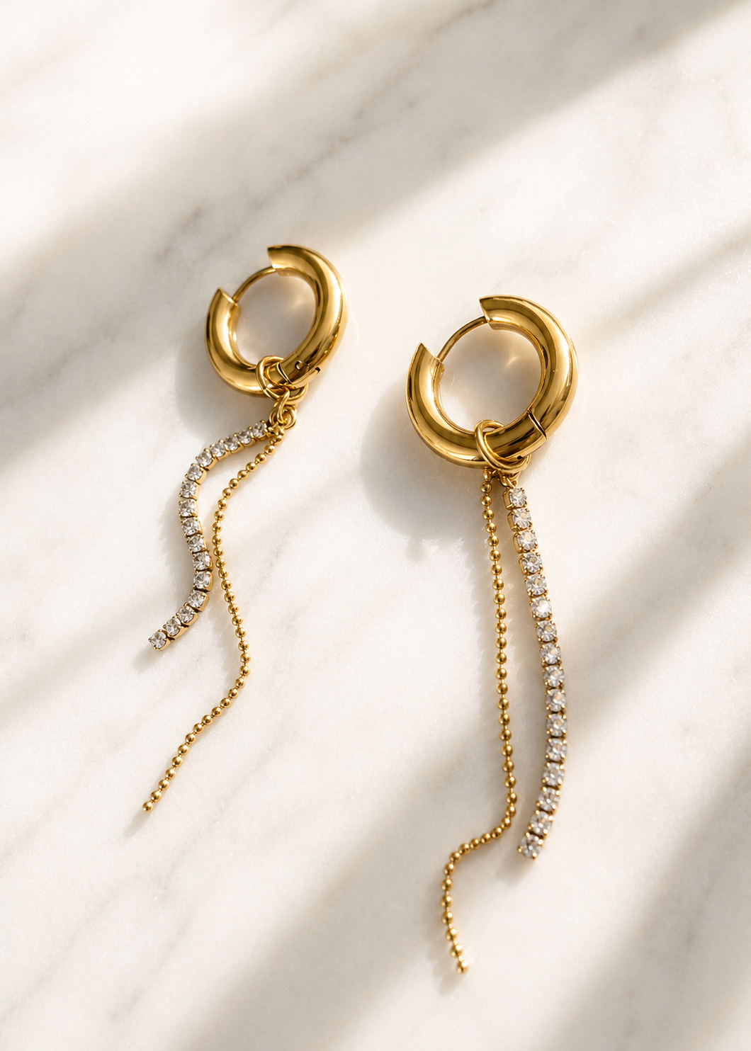 Boucles d’oreilles dorées en acier inoxydable avec chaînes pendantes et zircons brillants -Tokade