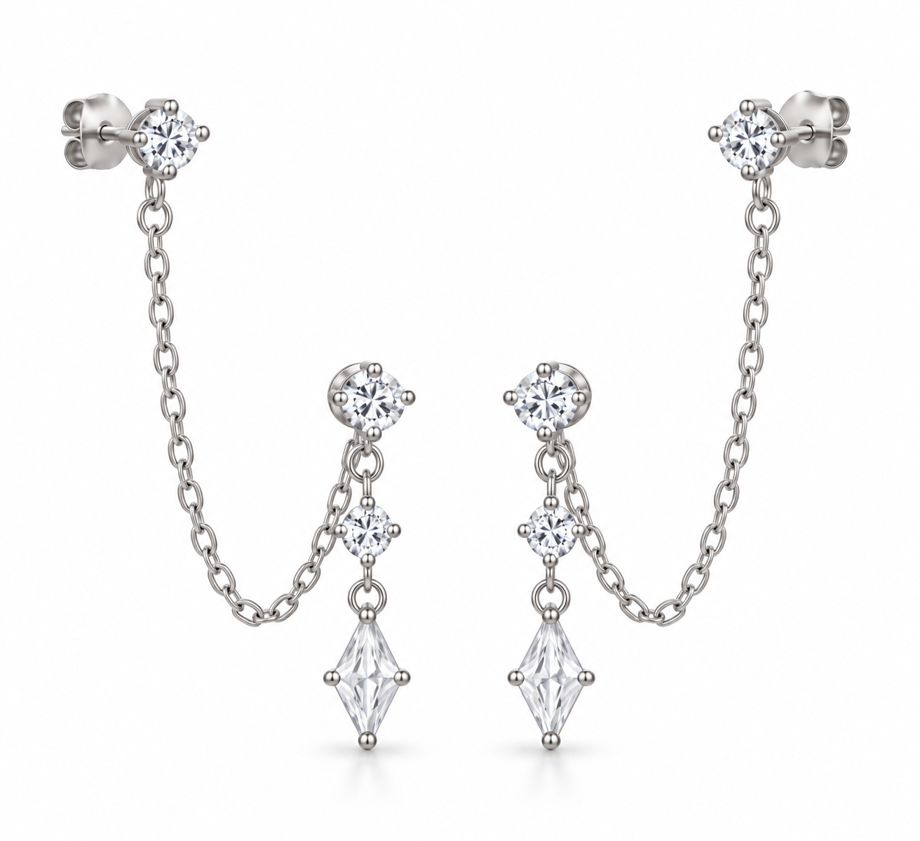 Paire de boucles d’oreilles doubles Akina argentées en acier inoxydable, avec chaînes délicates et pendentifs en pierres scintillantes.