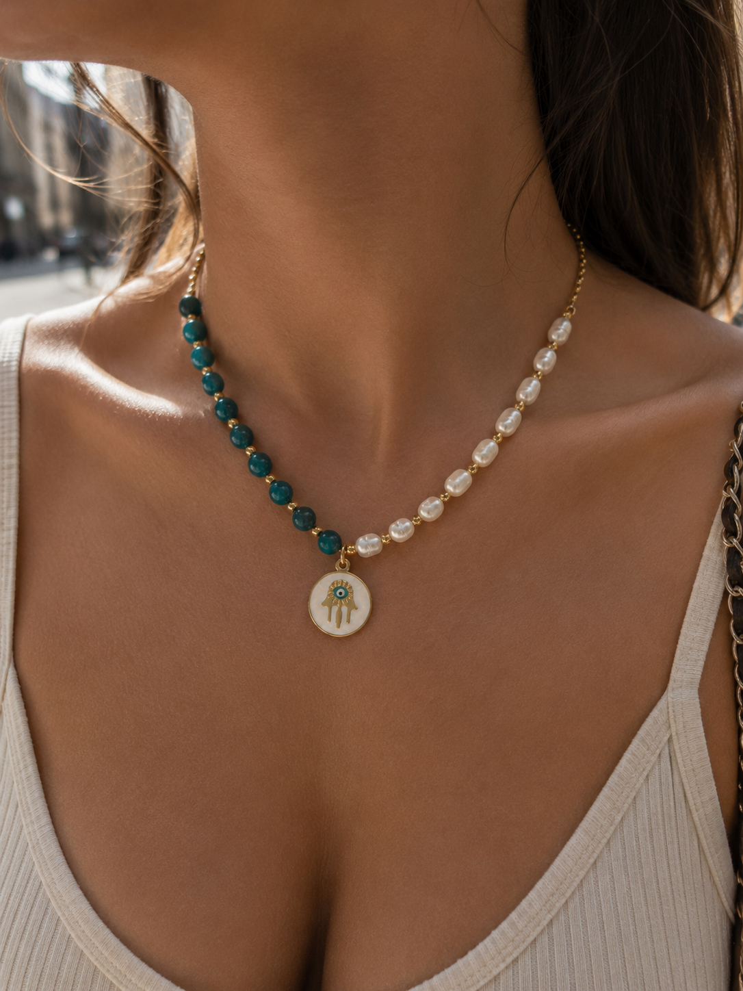 Collier bohème chic doré en acier inoxydable avec perles semi-précieuses blanches et bleues ainsi qu’un pendentif œil protecteur - Tokade