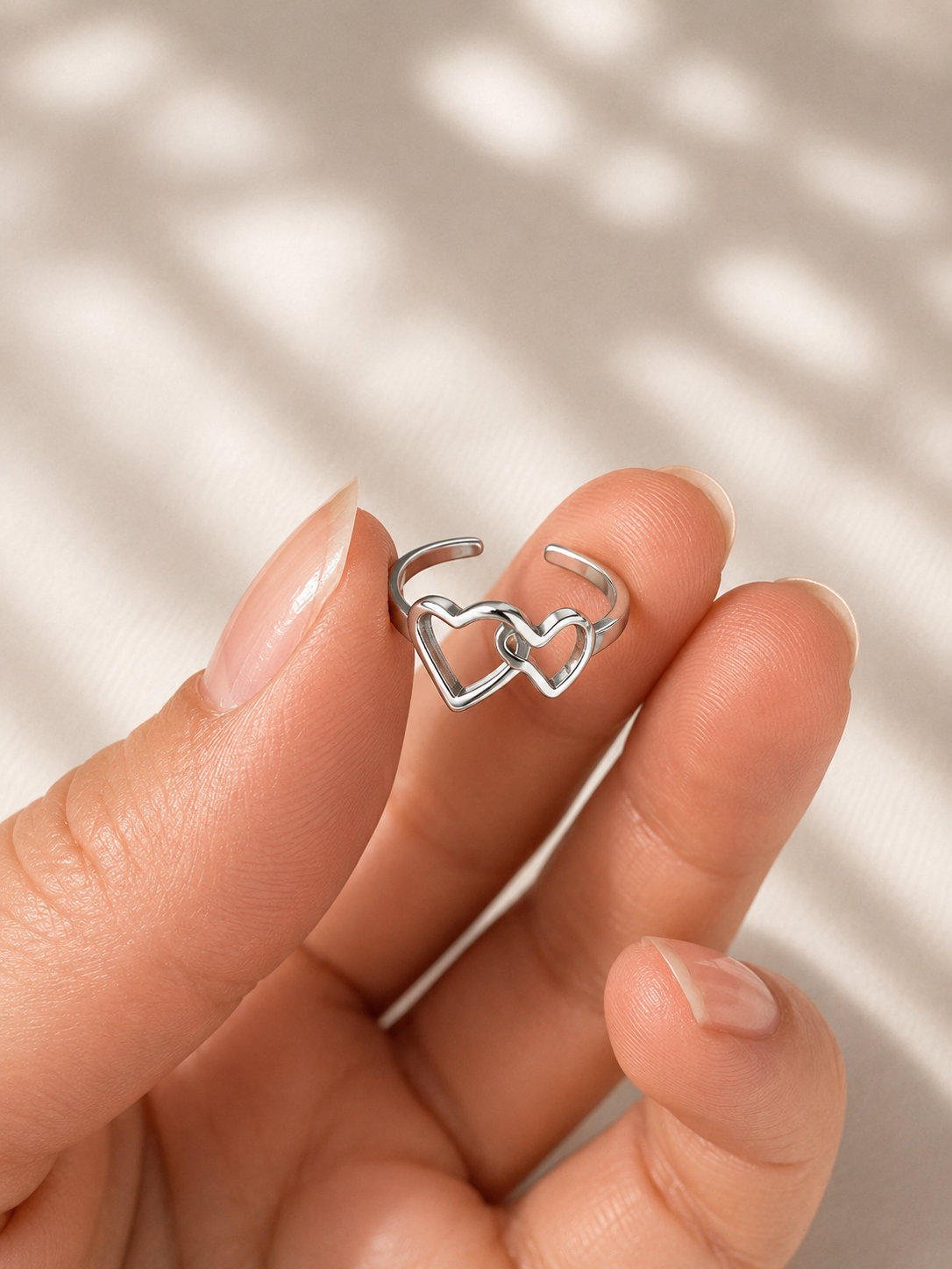 Bague d’orteil Julie en acier inoxydable argent avec deux cœurs entrelacés ajustable. - Tokade
