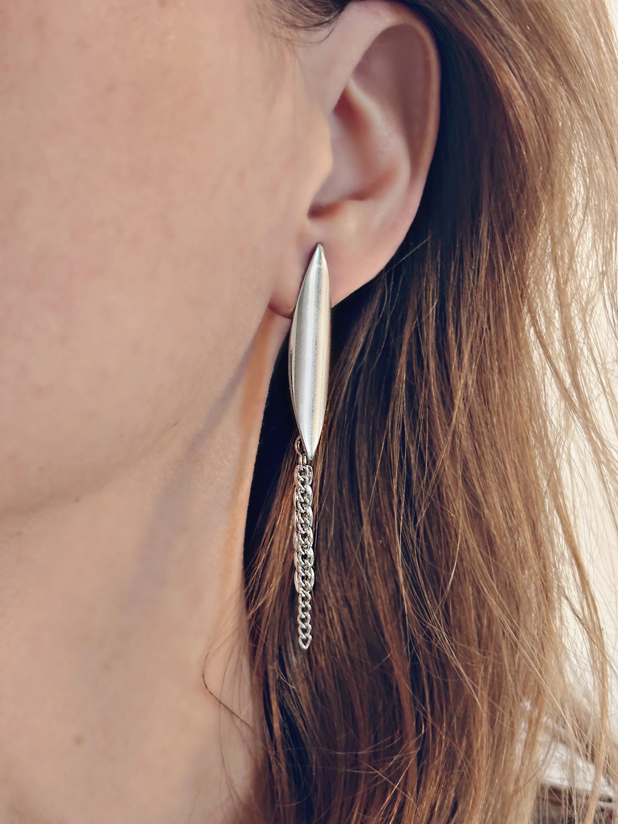 Boucles d’oreilles longues Aveline en acier inoxydable argent, design feuille et chaînes – Tokade