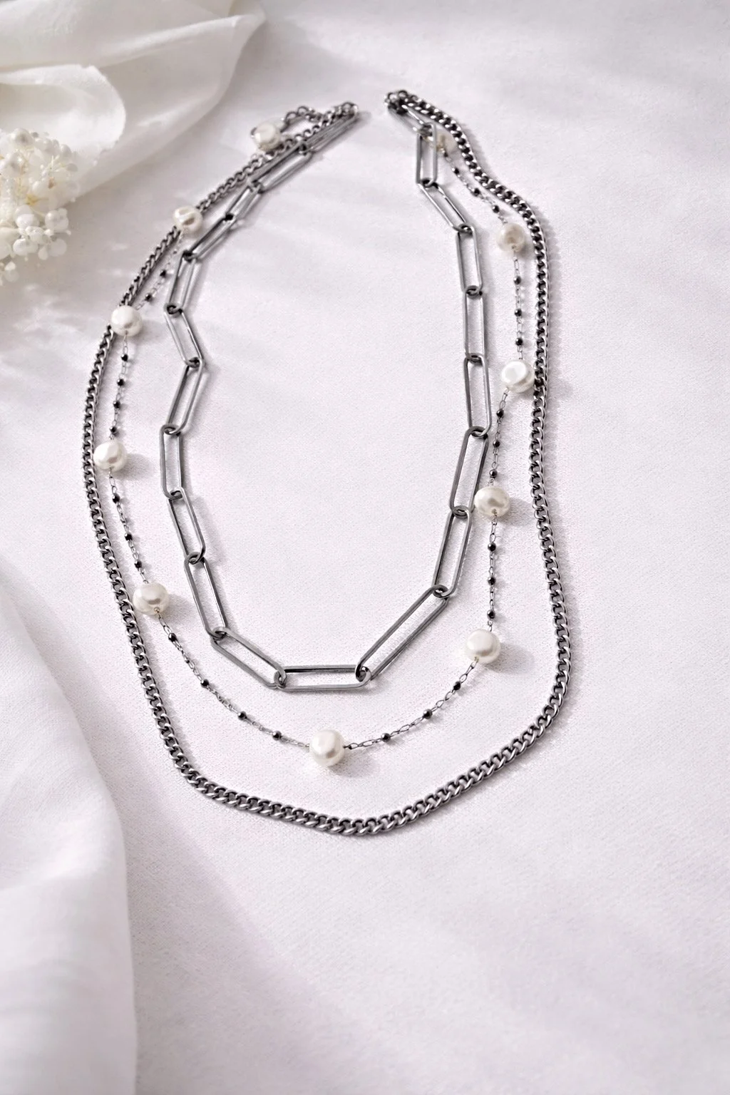 Collier chaînes et perles argent présenté sur fond blanc-Tokade