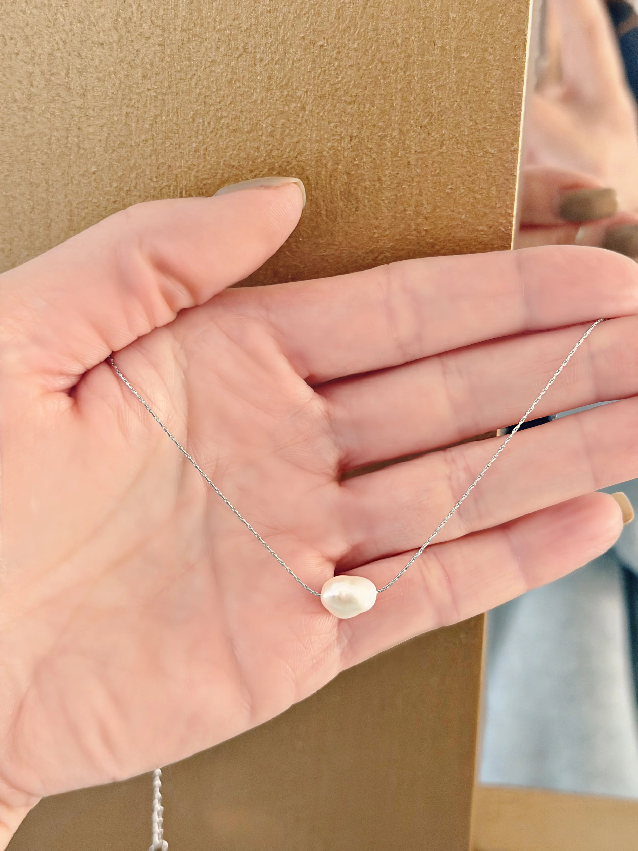 Collier en acier inoxydable et perle d’eau douce par Tokade