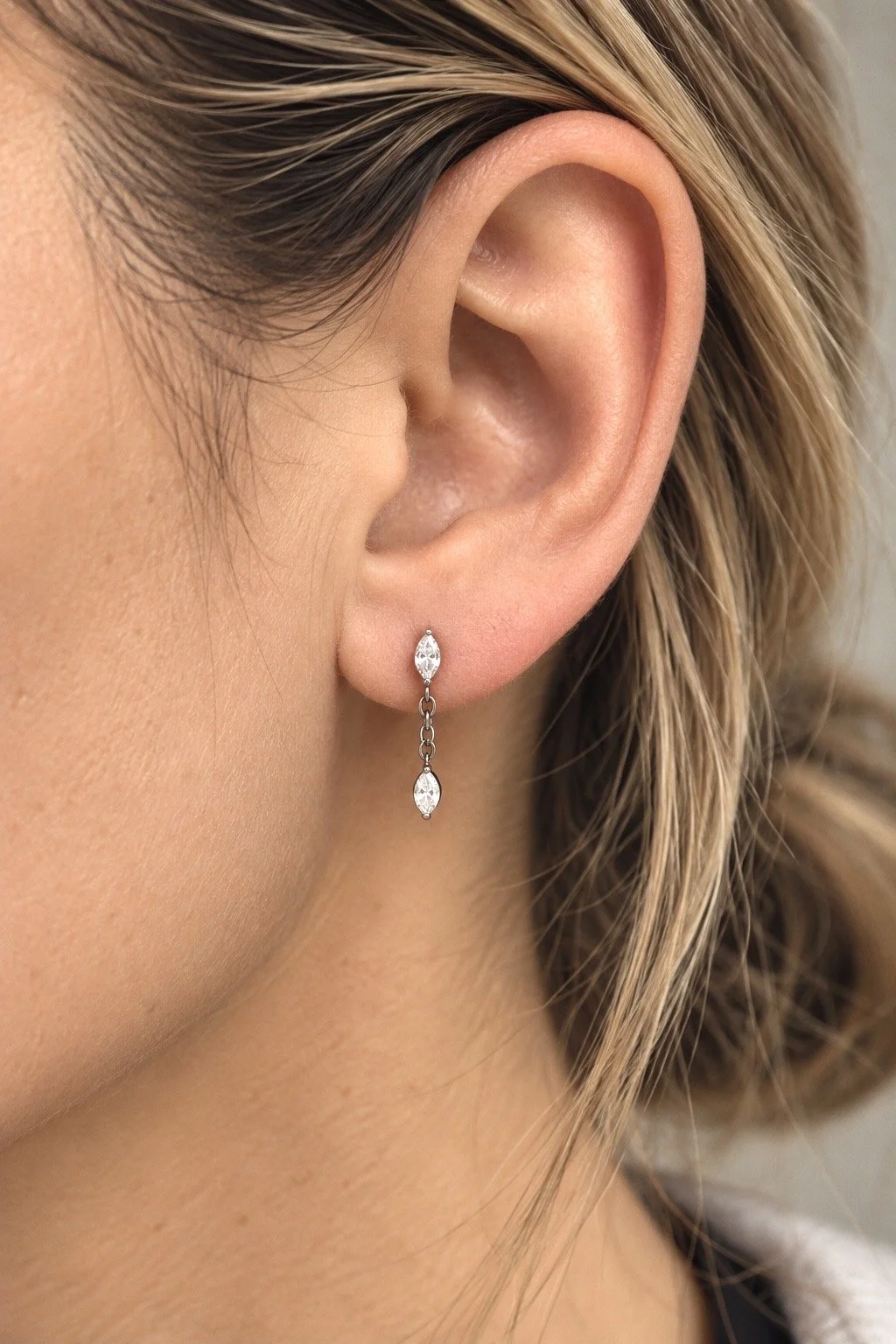 Boucles de piercing Wanny argentées avec pierres allongées et chaîne portées au lobe
