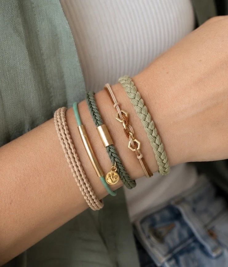 Lot de 5 élastiques à cheveux et bracelets 2-en-1 vert sauge, beige et turquoise avec maillons décoratifs, médaillon gravé et détails dorés.
