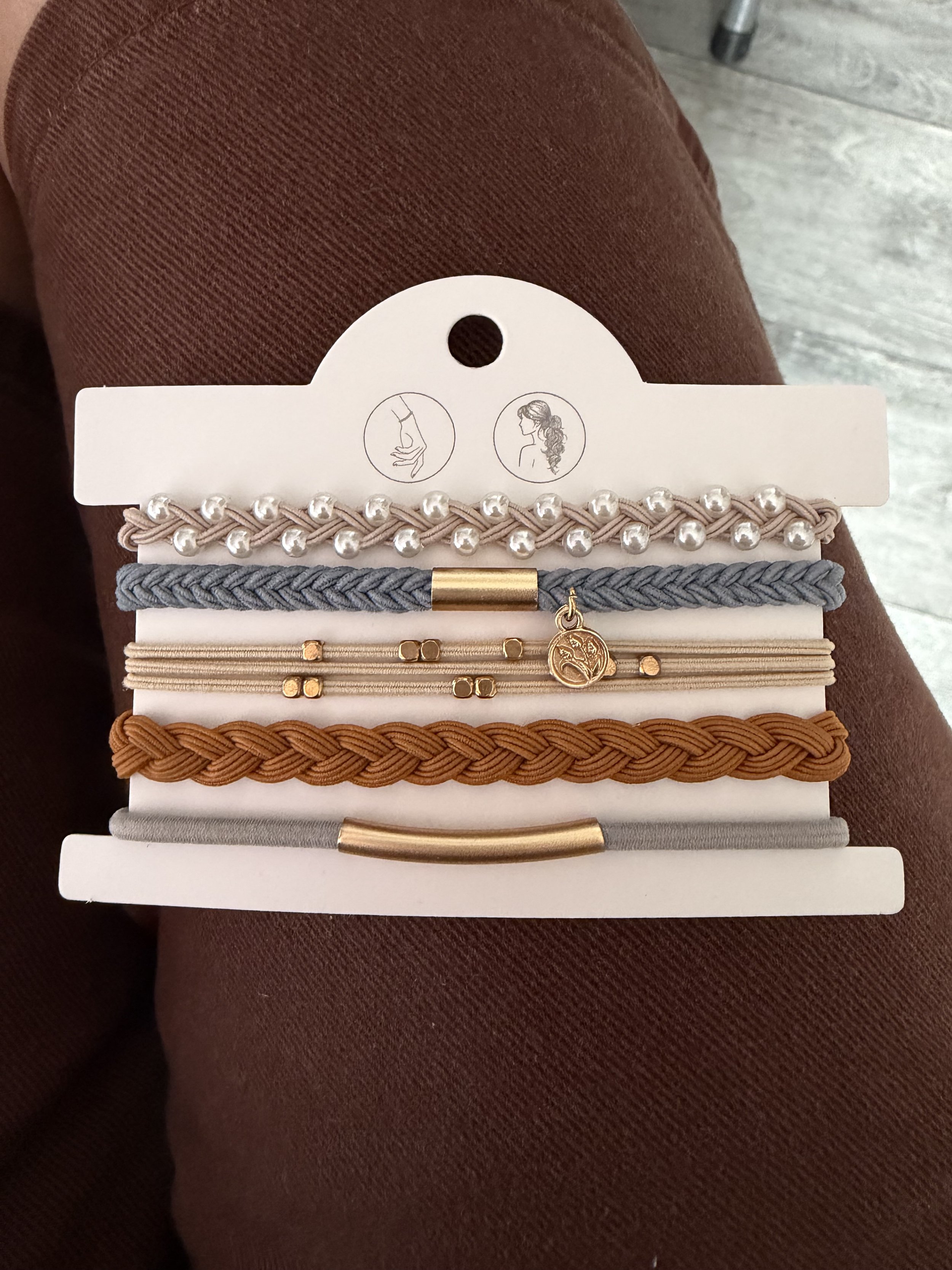 Lot de 5 élastiques à cheveux et bracelets 2-en-1 bleu gris, camel, beige et perles avec détails dorés.