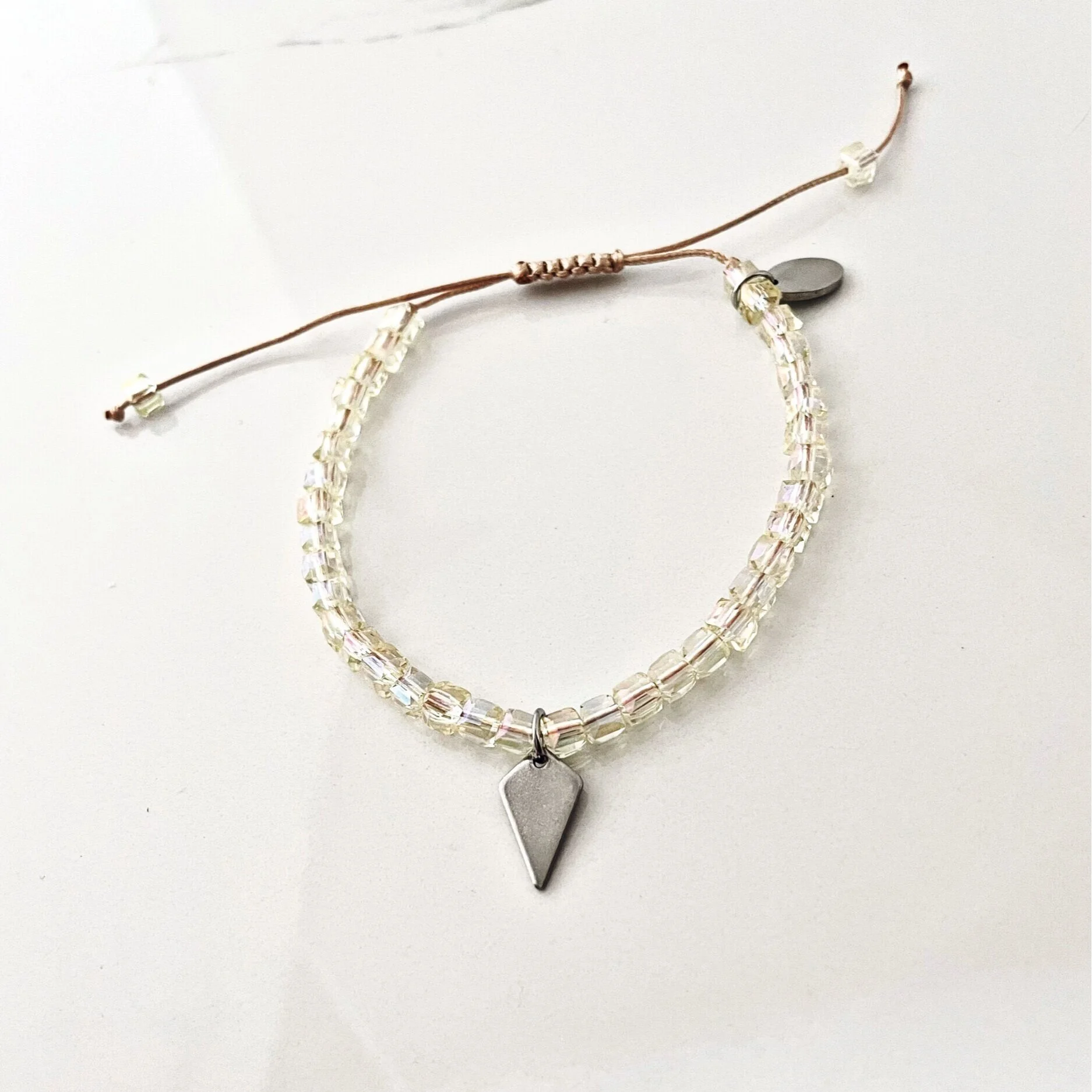 Bracelet En Perles De Verre Grises Et Détails Dorés - Ajustable, Sans Fermoir, Neuf Avec étiquettes
