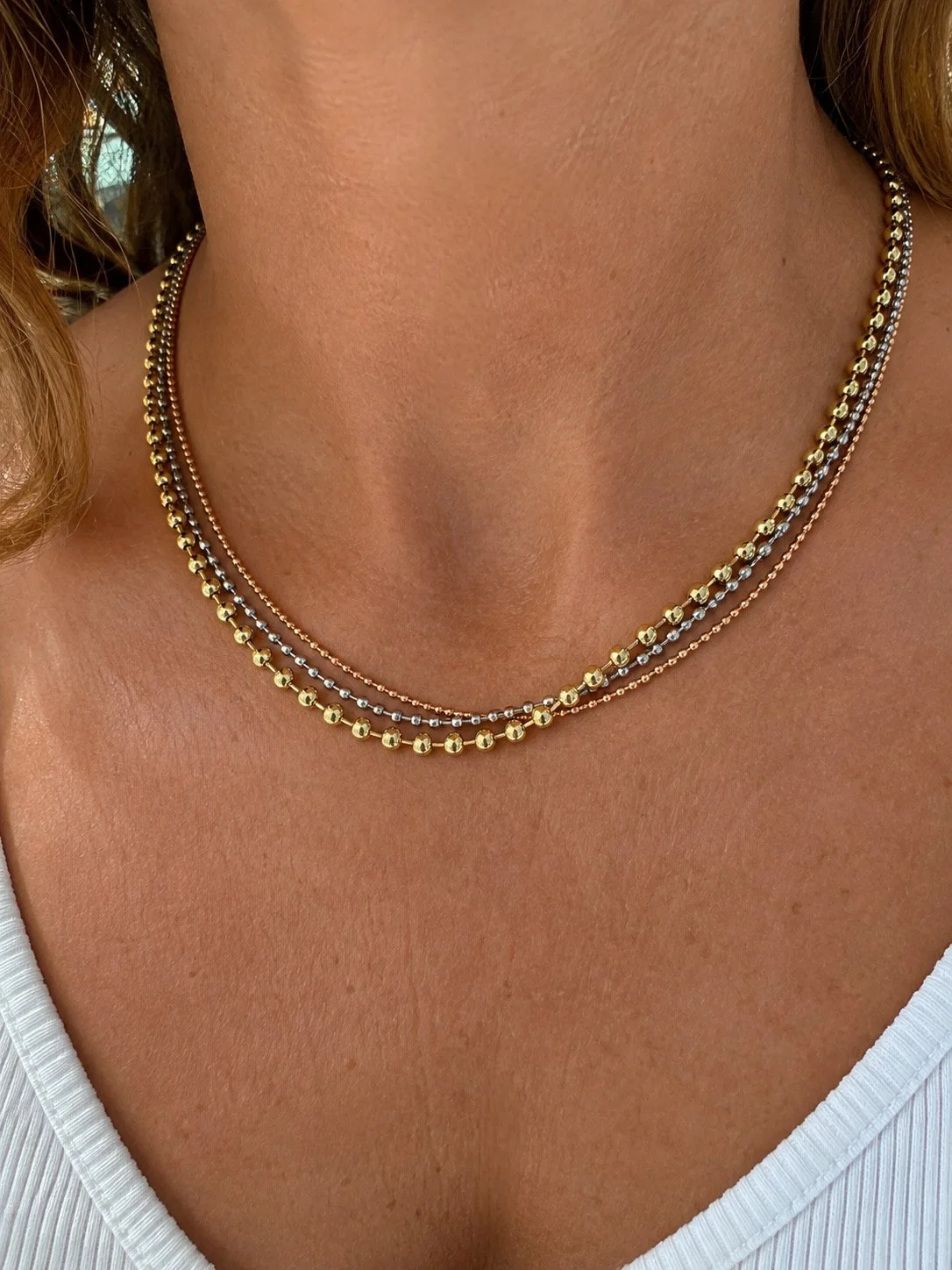 Collier Petina trois rangs doré argenté et or rose en acier inoxydable porté au cou