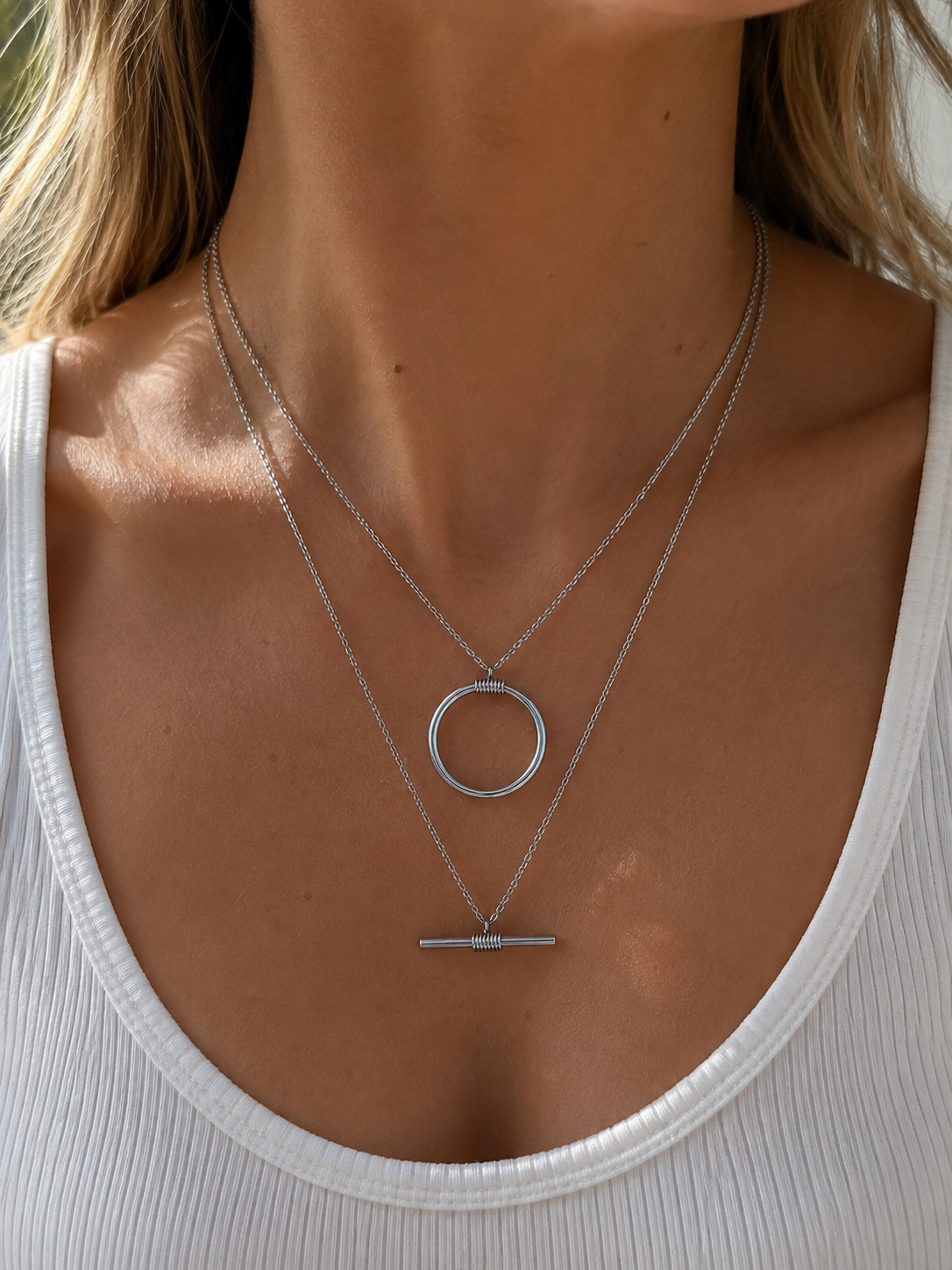 Collier Madi double chaîne argenté en acier inoxydable porté par une femme
