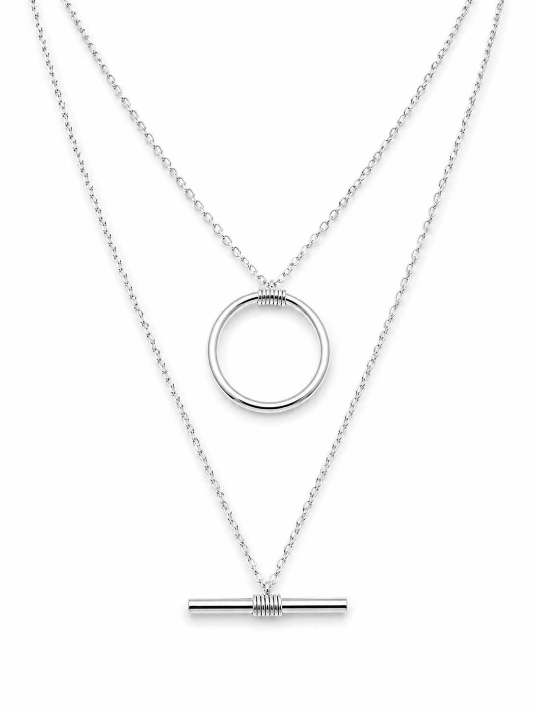 Collier Madi argenté à double chaîne avec pendentif rond et barre horizontale sur fond blanc