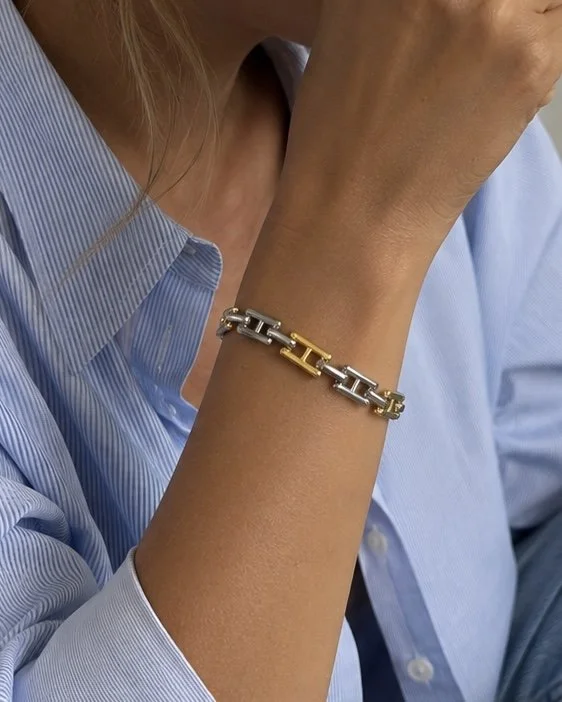 Bracelet Birma bicolore doré et argenté en acier inoxydable porté au poignet