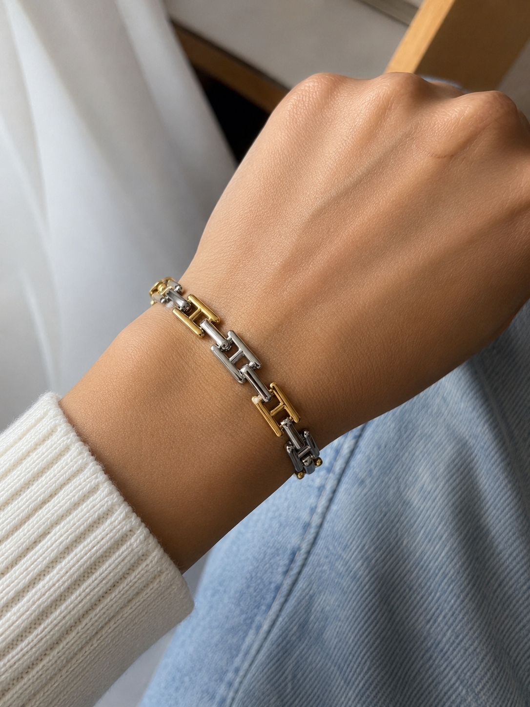 Bracelet Birma bicolore doré et argenté en acier inoxydable sur fond blanc