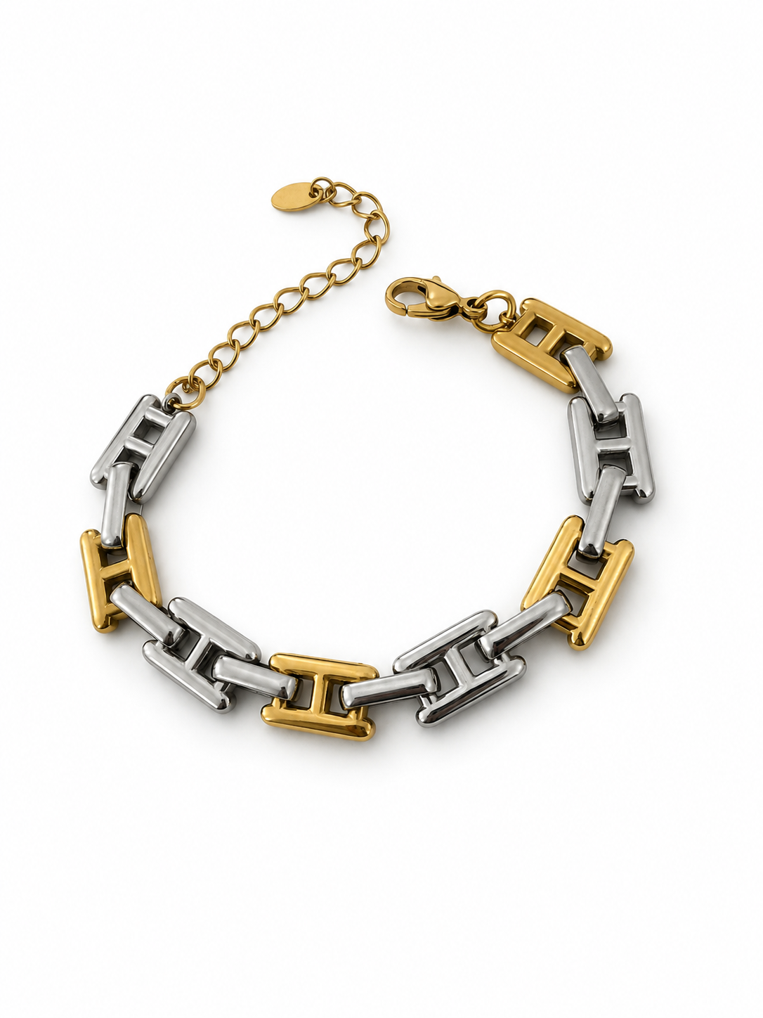Bracelet Birma à maillons dorés et argentés porté par une femme
