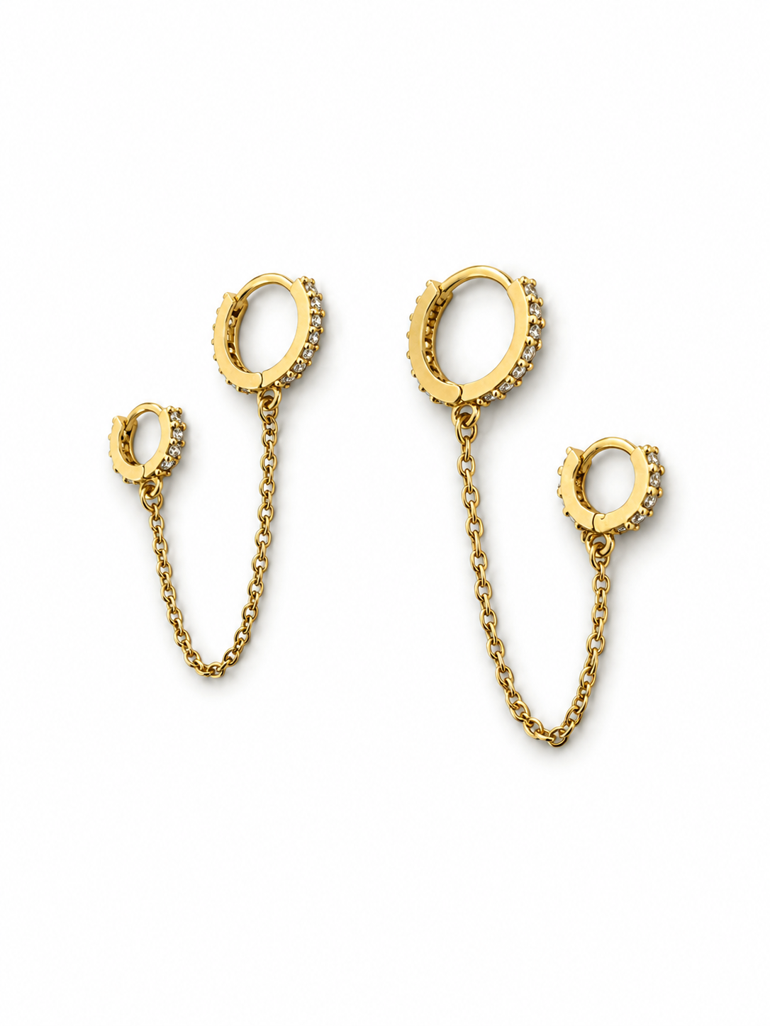 Boucles d’oreilles doubles Tessy dorées en acier inoxydable avec chaîne et cristaux sur fond blanc