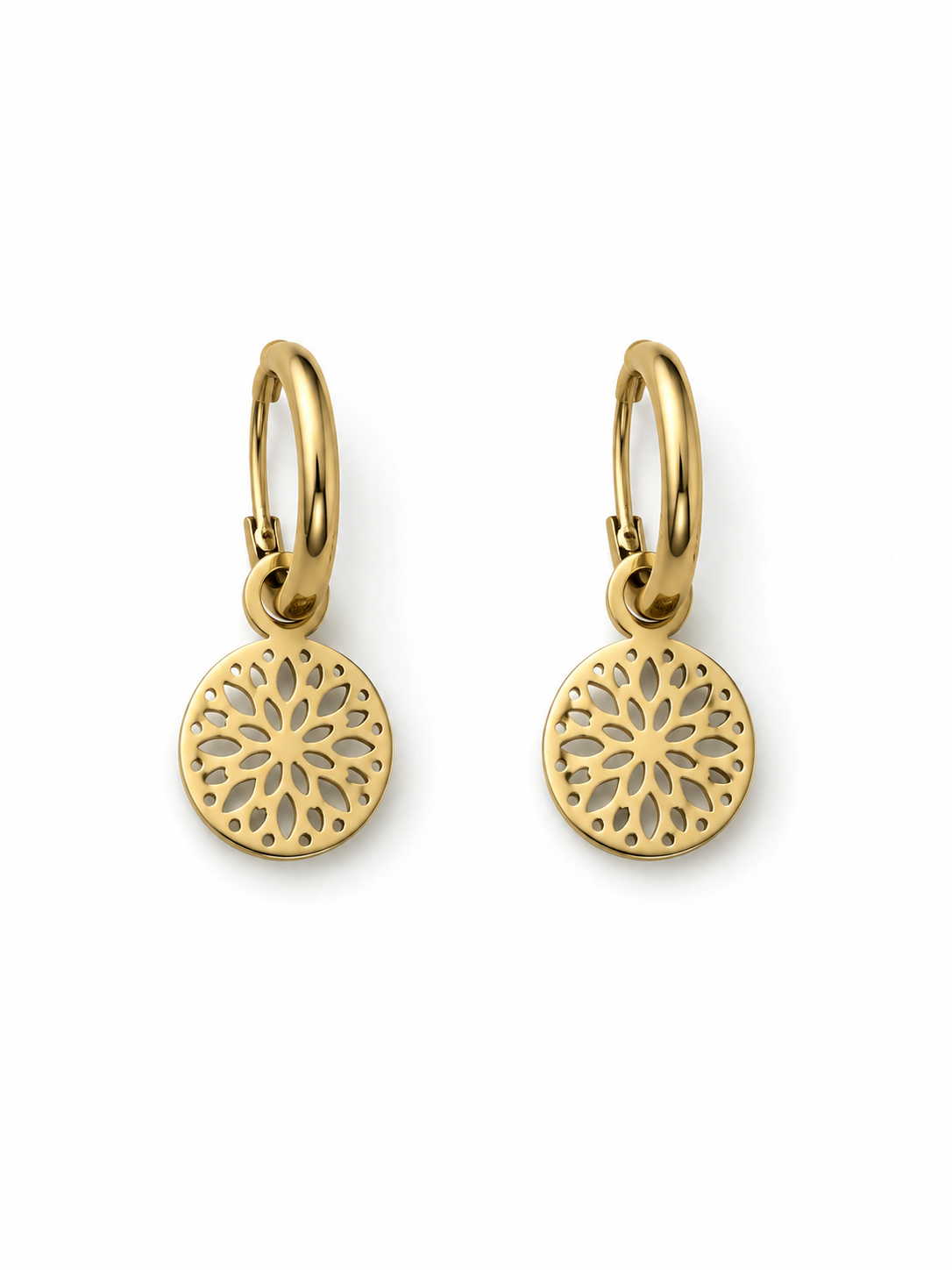 Boucles d’oreilles Solia dorées en acier inoxydable avec médaillons ajourés sur fond blanc