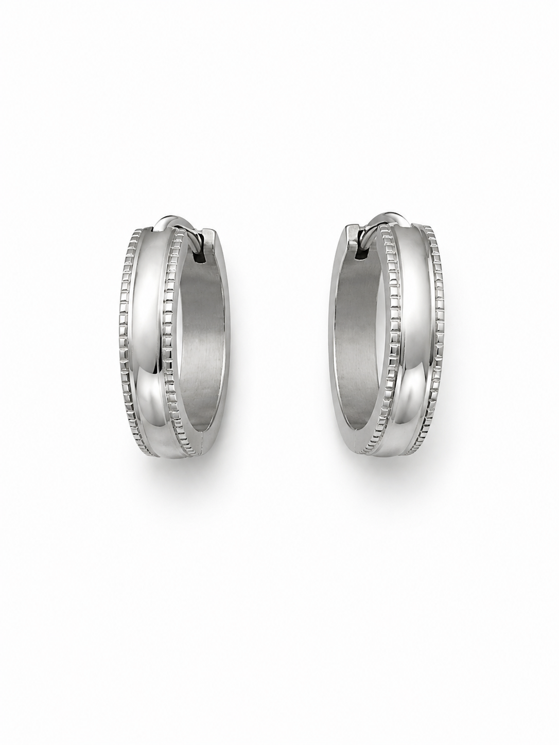 Boucles d’oreilles Raffy argentées en acier inoxydable avec fini brillant et bordures texturées sur fond blanc