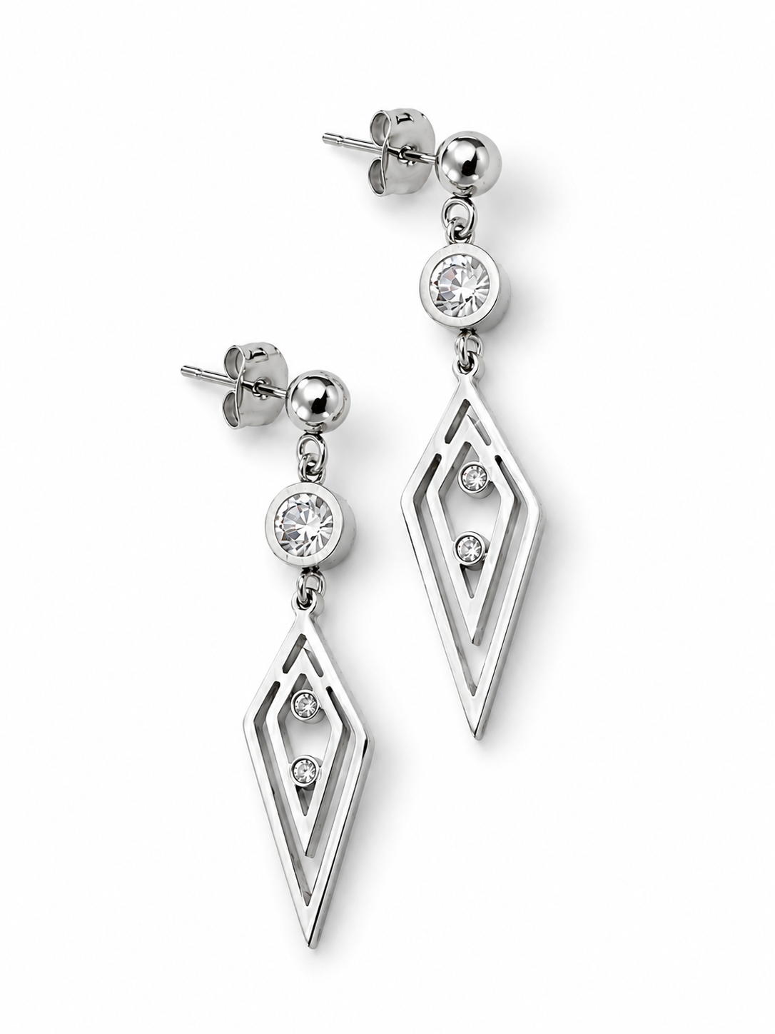 Boucles d’oreilles Orly argentées en acier inoxydable avec pendentifs géométriques et pierres brillantes sur fond blanc