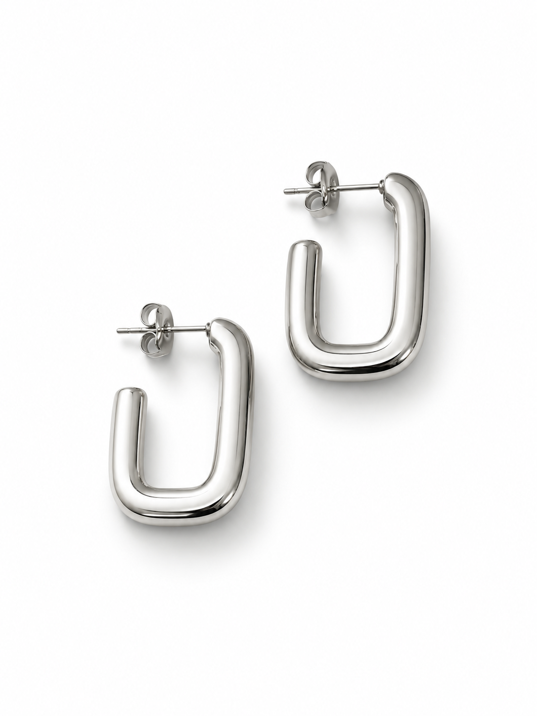 Boucles d’oreilles Mélina argentées rectangulaires en acier inoxydable sur fond blanc
