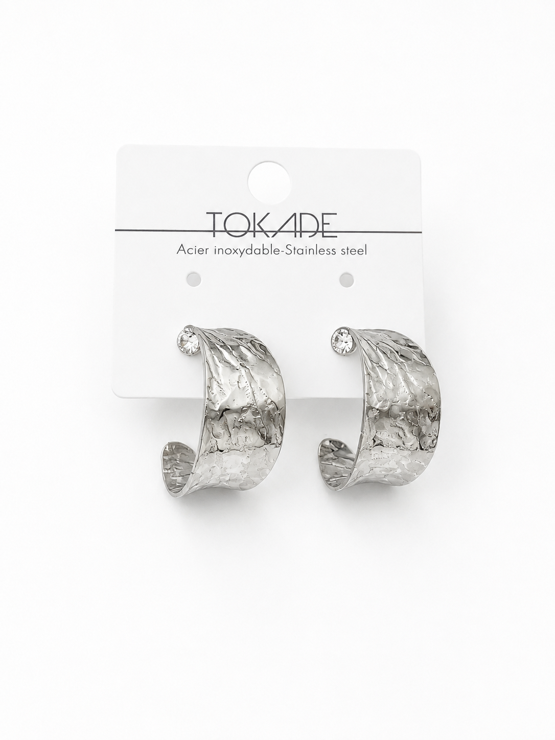 Boucles d’oreilles Vivi argentées en acier inoxydable au fini martelé avec pierre brillante