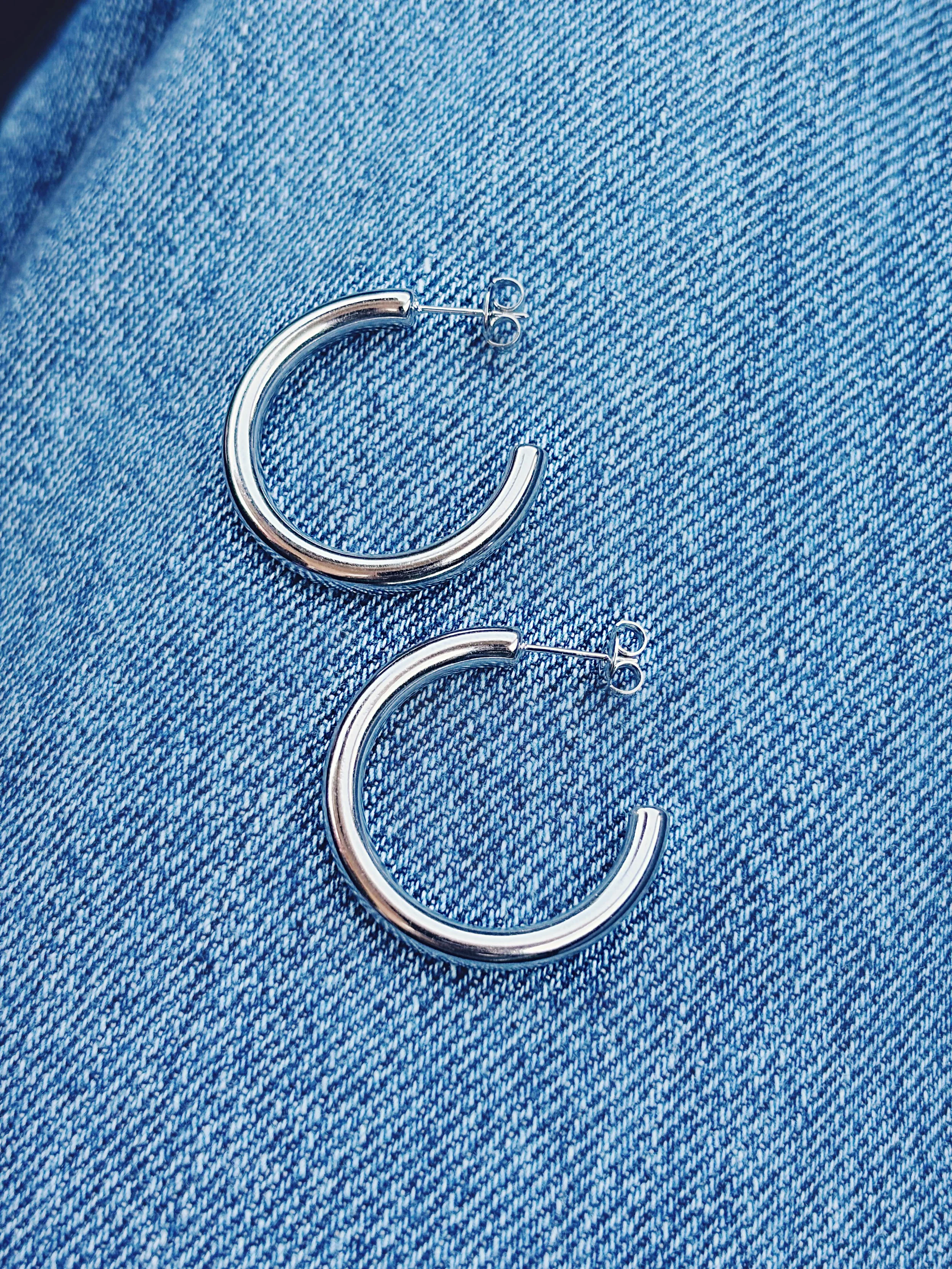 alt="Boucles d’oreilles Malika Tokade – anneaux en acier inoxydable hypoallergéniques, minimalistes et modernes"