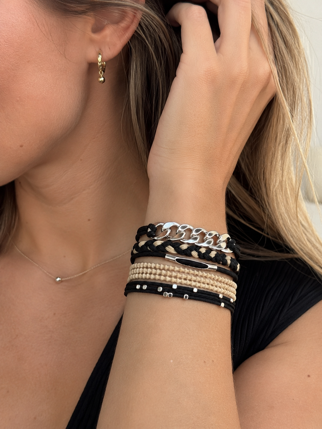 Lot de 5 élastiques à cheveux / Bracelets – Noir, crème et argenté