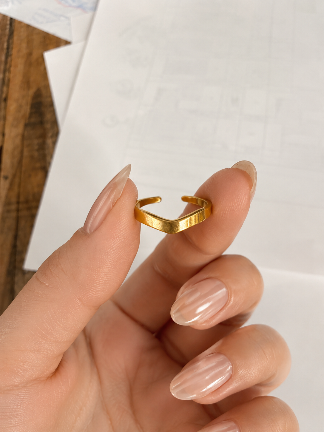 Bague d’orteil Victoria en acier inoxydable doré avec design en V ajustable. Par Tokade