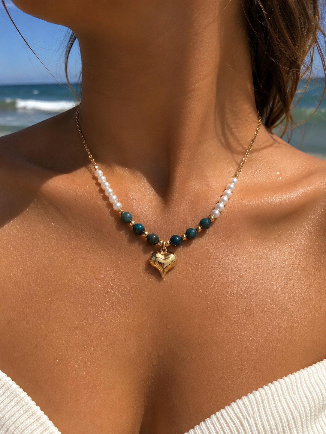 Collier doré en acier inoxydable avec perles semi-précieuses bleues et blanches ainsi qu’un pendentif cœur doré - Tokade