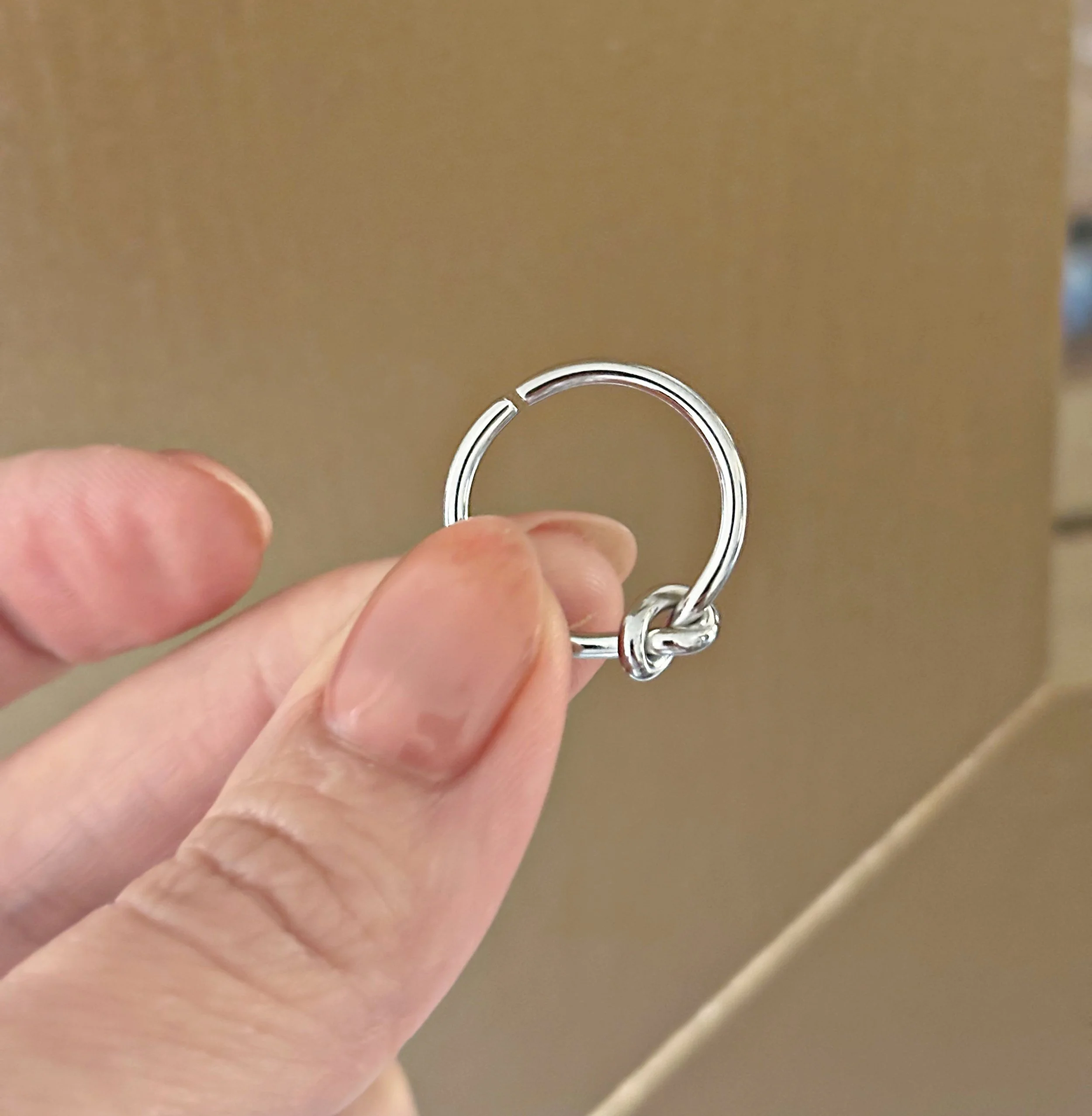 Photo de profil, montrant l’ouverture ajustable de la bague et son design raffiné.