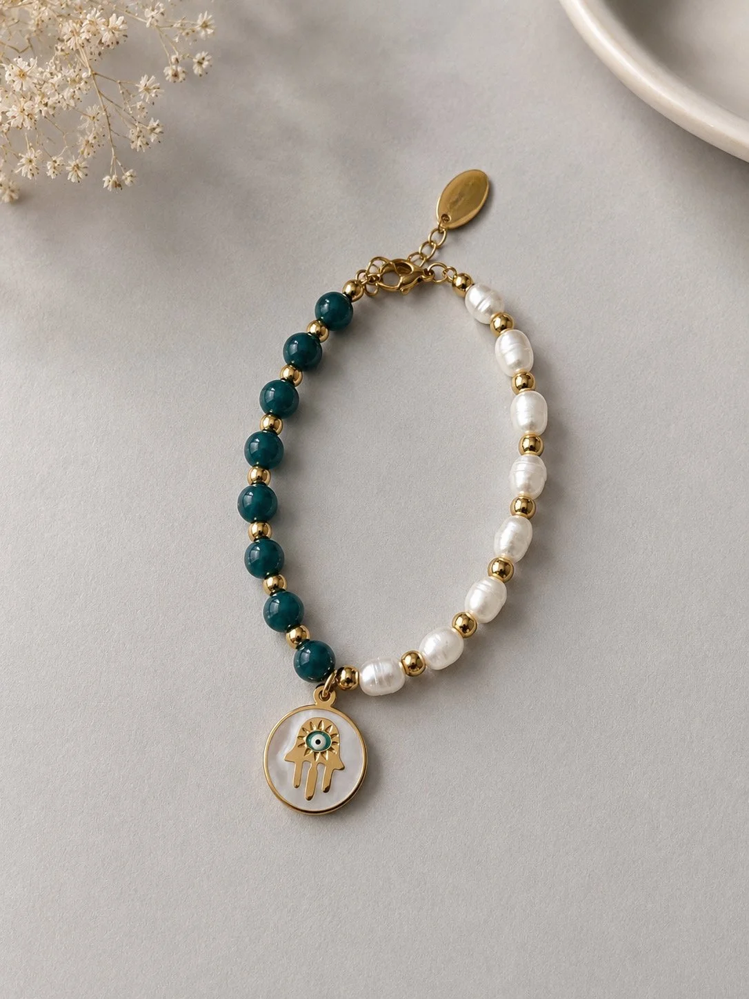 Bracelet Fati en acier inoxydable avec perles semi-précieuses turquoise et breloque porte-bonheur dorée - Tokade
