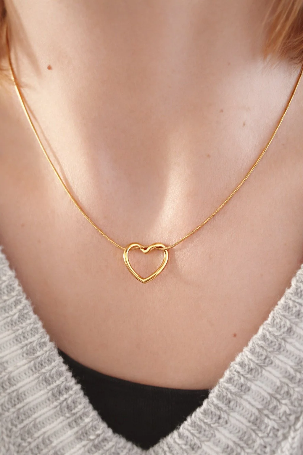 Collier cœur doré minimaliste porté au cou femme chaîne fine acier inoxydable-Tokade