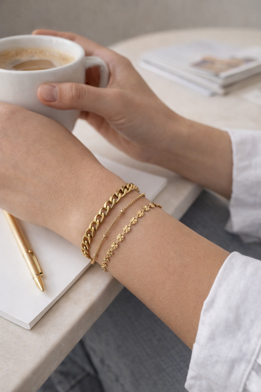 Bracelet doré multi-chaînes porté au poignet-Tokade