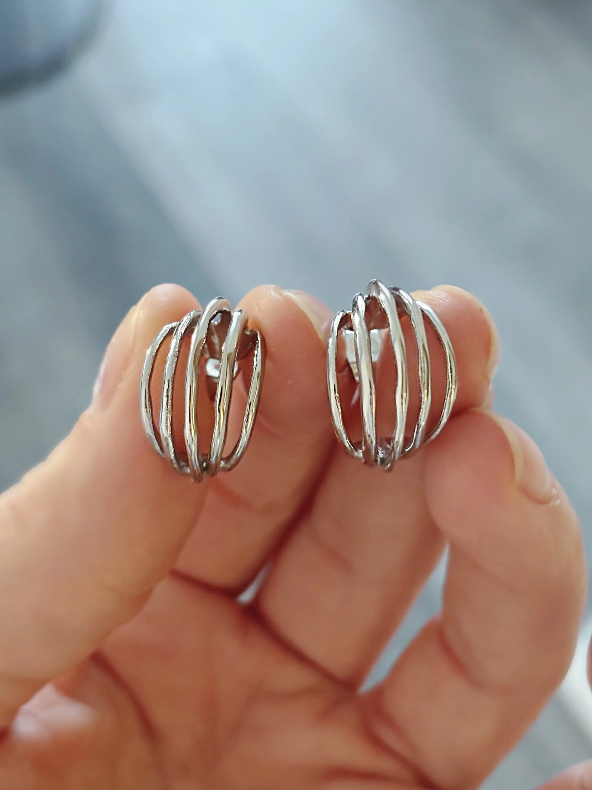 Boucles d’oreilles Kaelis en acier inoxydable, design multi-anneaux scintillant – Tokade