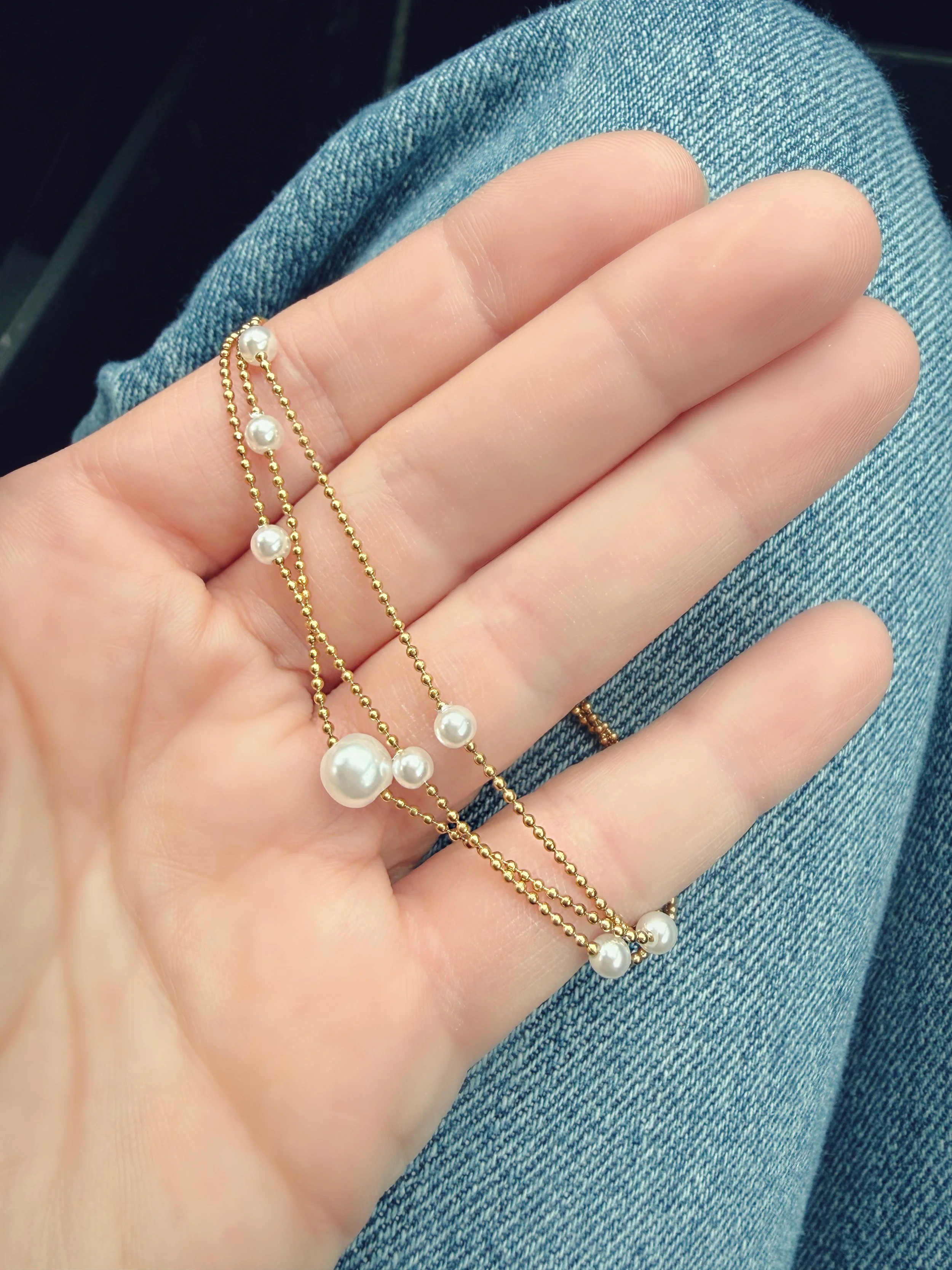 Bracelet perles et chaînes fines dans la main-Tokade