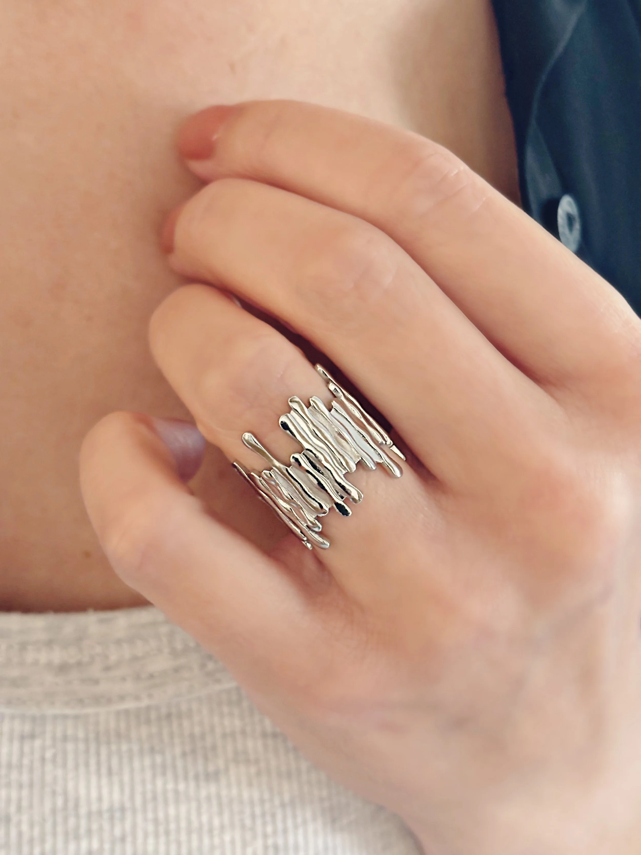 Bague Elara portée au doigt, gros plan