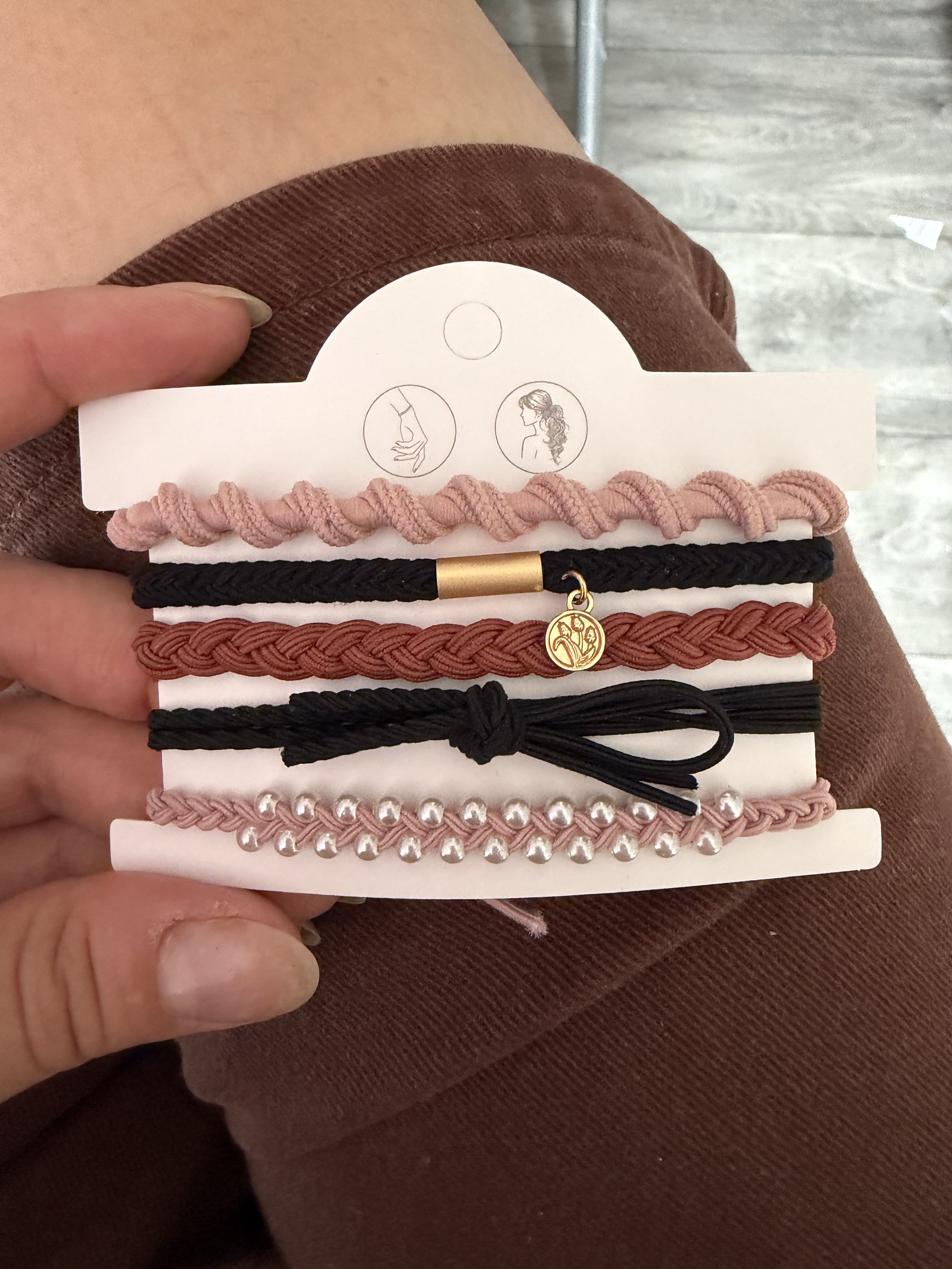 Lot de 5 élastiques à cheveux et bracelets 2-en-1 rose poudré, terracotta et noir avec perles, médaillon gravé et détails dorés.
