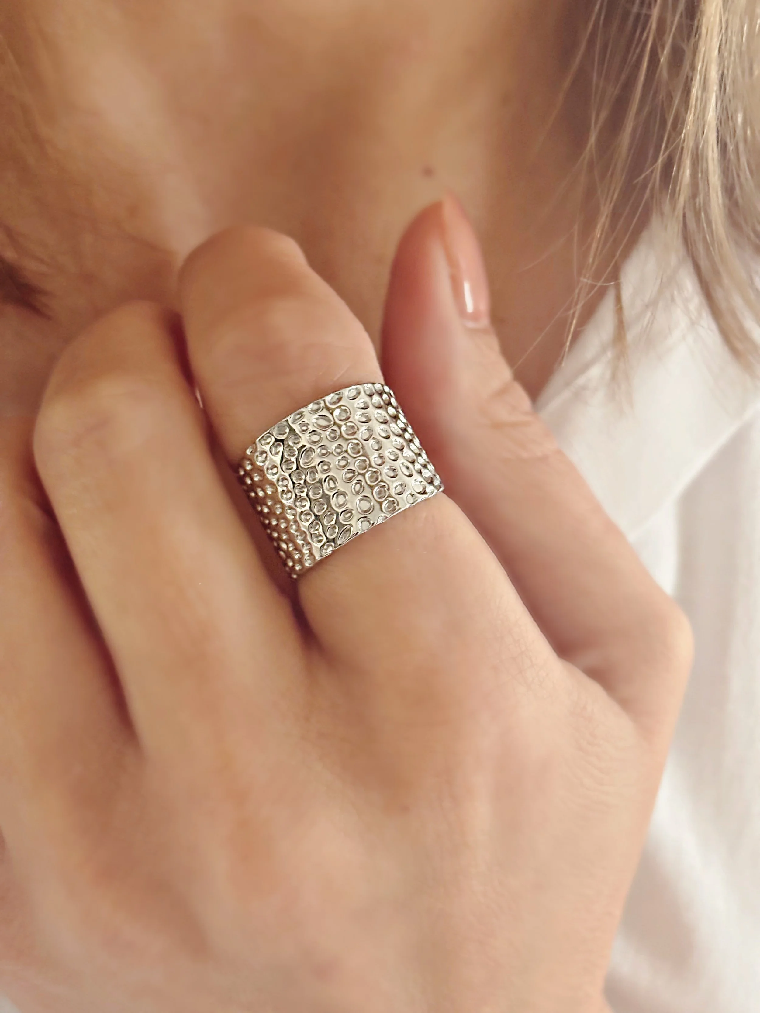 Bague Morgane portée, mettant en valeur sa texture détaillée et son style audacieux.