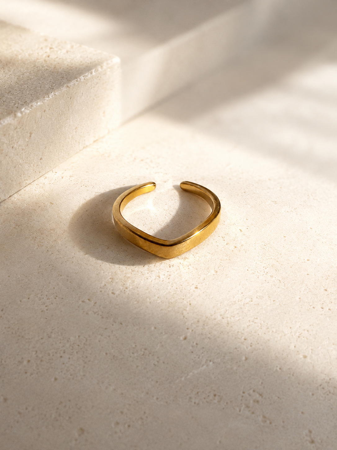 Bague d’orteil Victoria en acier inoxydable doré avec design en V ajustable. Par Tokade