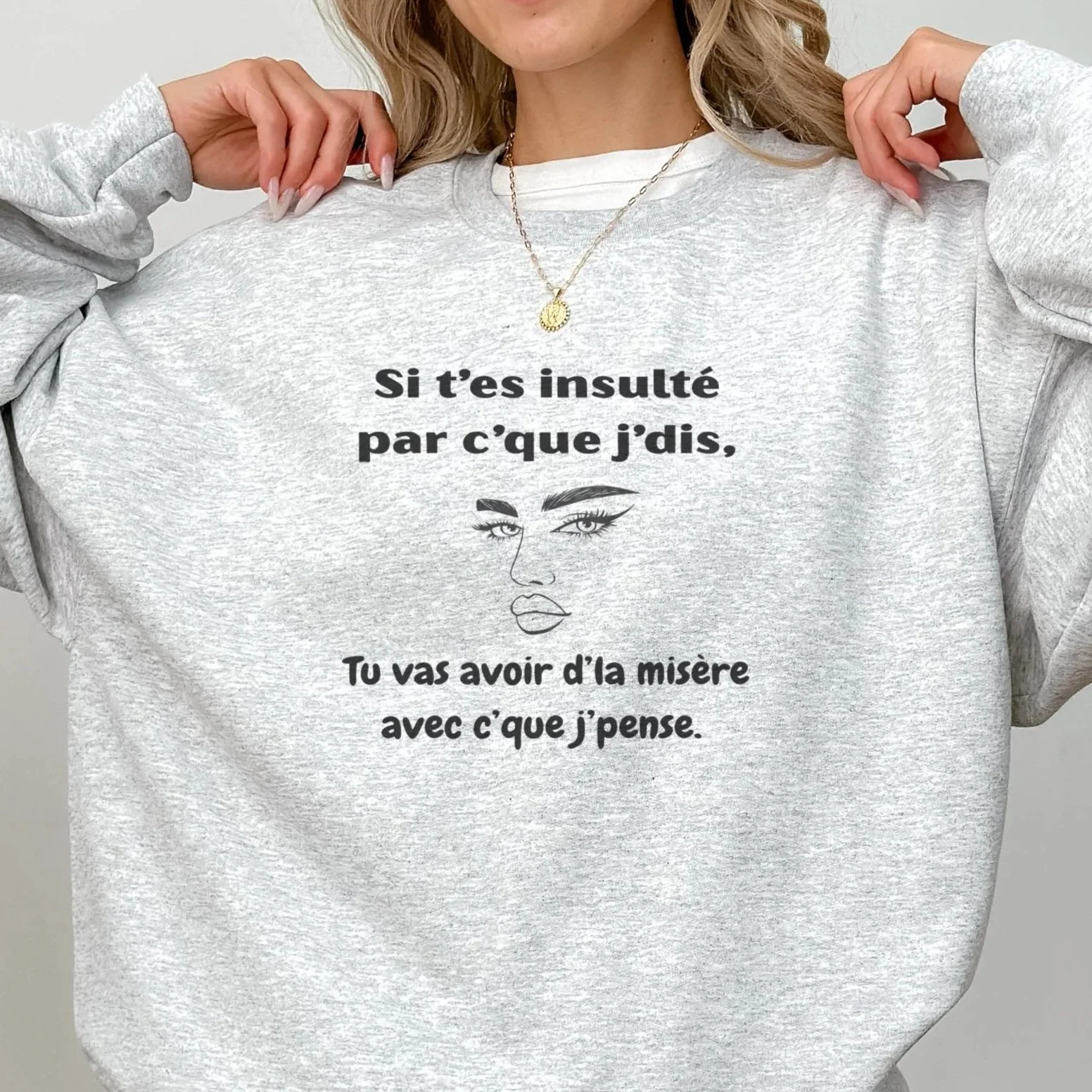 Femme portant le coton ouaté rose dans un décor cosy, sans visage visible