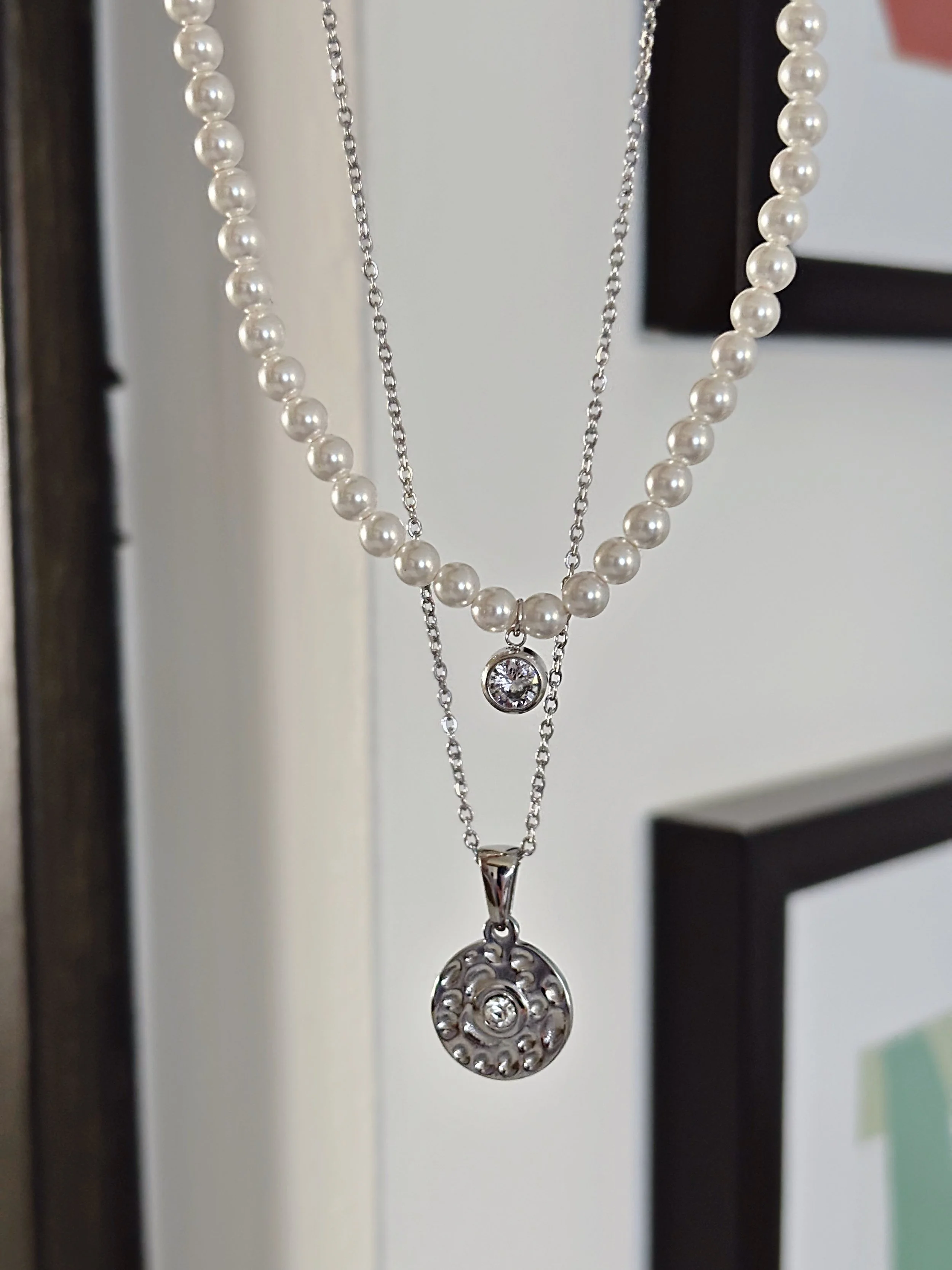 Détail du zircon étincelant du Collier Nova, monté sur une fine chaîne en acier inoxydable.