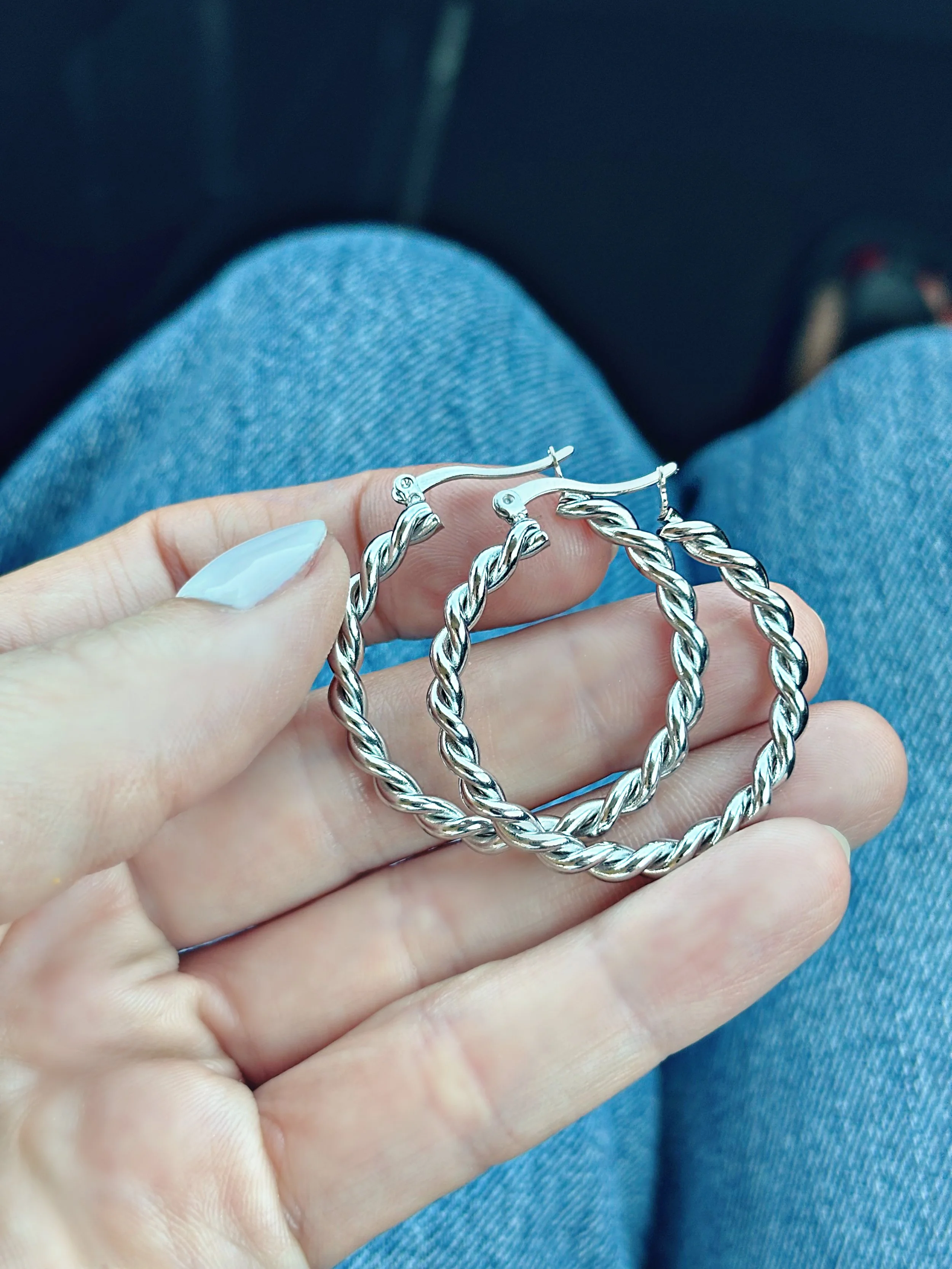 alt="Boucles d’oreilles Fabia Tokade – anneaux en acier inoxydable hypoallergéniques, minimalistes et élégants"