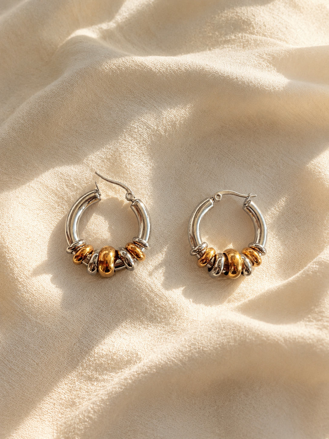 Boucles d’oreilles Debby argent et or sur tissu crème lumineux - Tokade