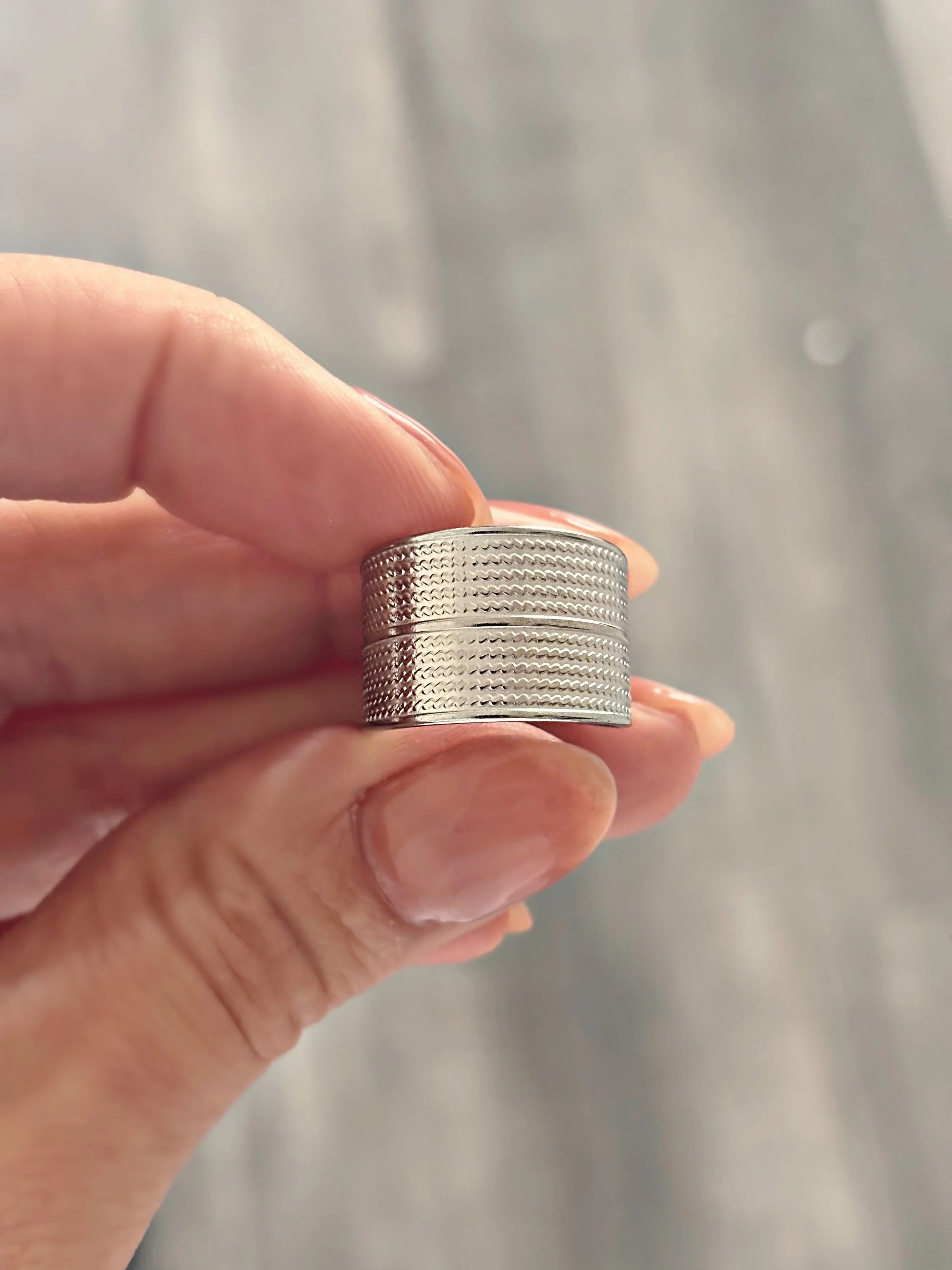 Gros plan de la bague Jasmine, soulignant la finition texturée et la brillance de l’acier inoxydable.