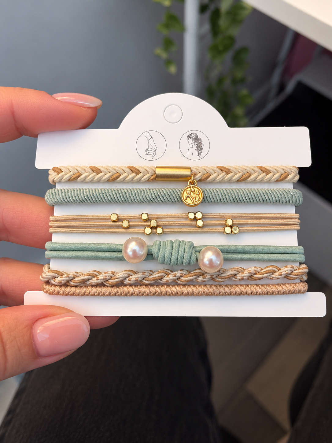Ensemble de 5 élastiques à cheveux bracelets vert sauge et beige avec détails dorés, perles nacrées et médaillon