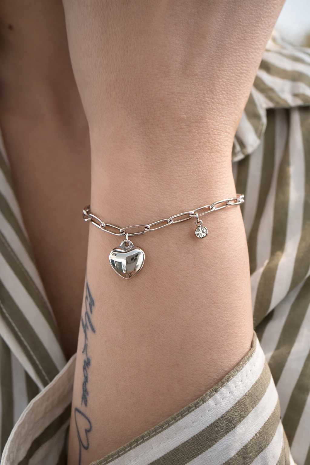 Bracelet chaîne argent avec cœur et pierre porté au poignet-Tokade