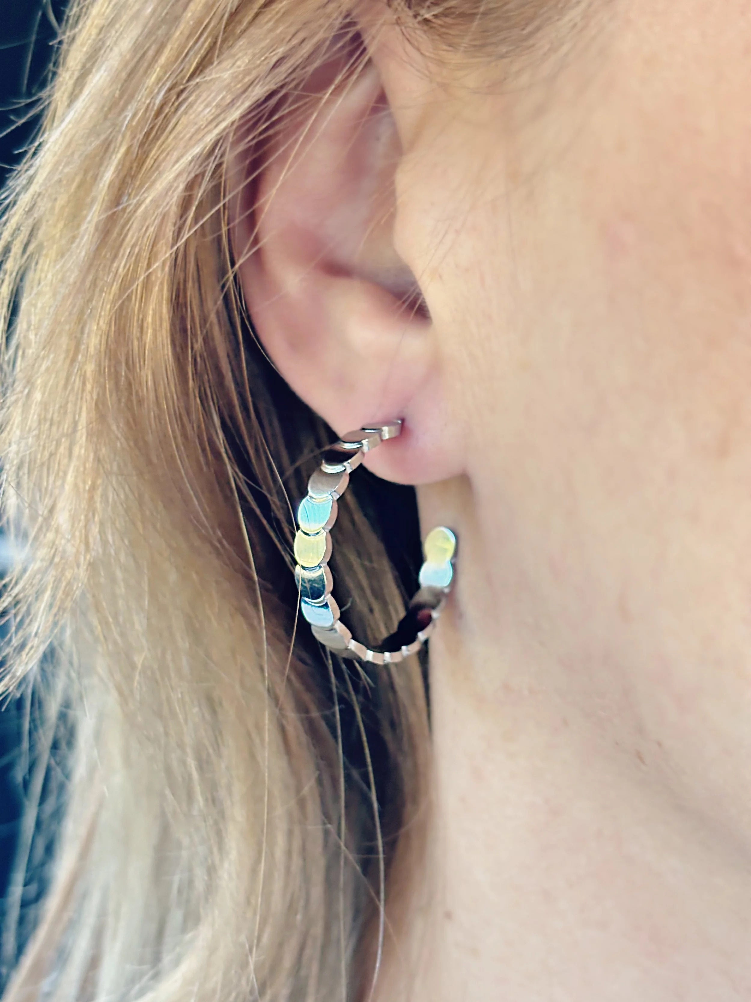 alt="Boucles d’oreilles Akina Tokade – anneaux en acier inoxydable hypoallergéniques, minimalistes et modernes"