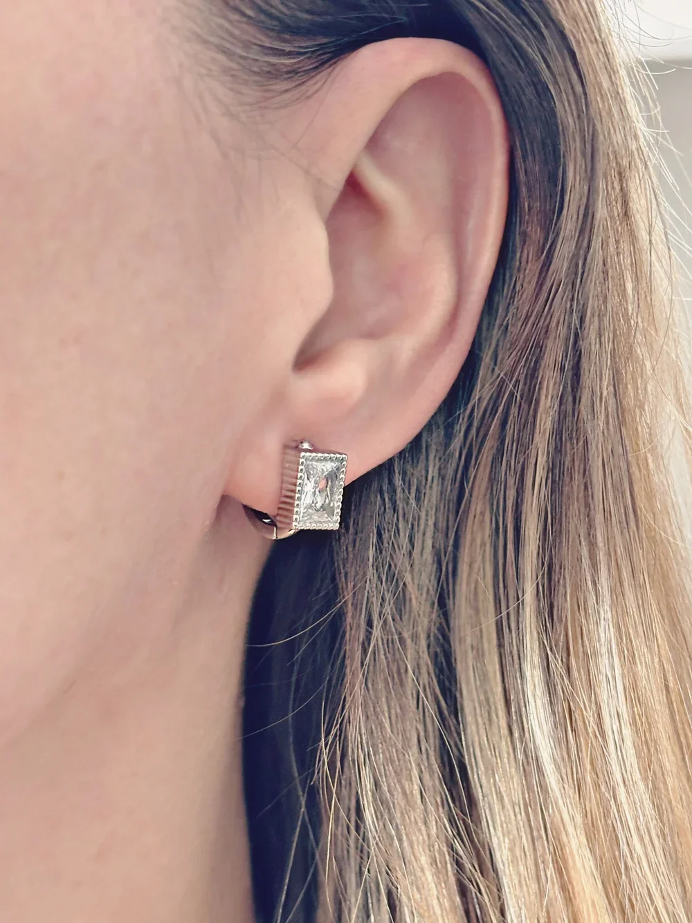 Boucles d’oreilles en acier inoxydable et zircons. -Tokade